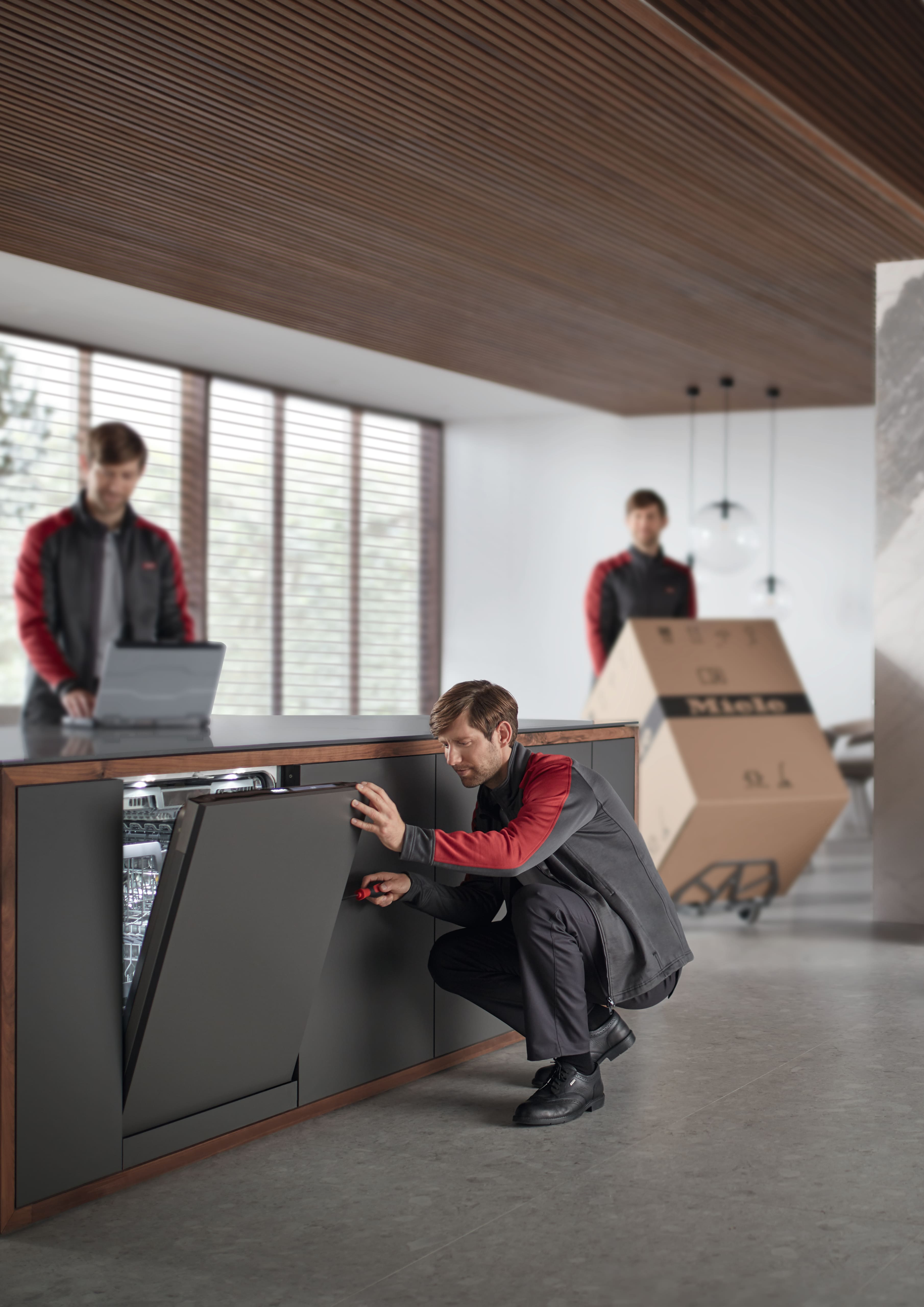 Een technicus van Miele controleert technische gegevens op zijn laptop Een technicus van Miele controleert technische gegevens op zijn laptop