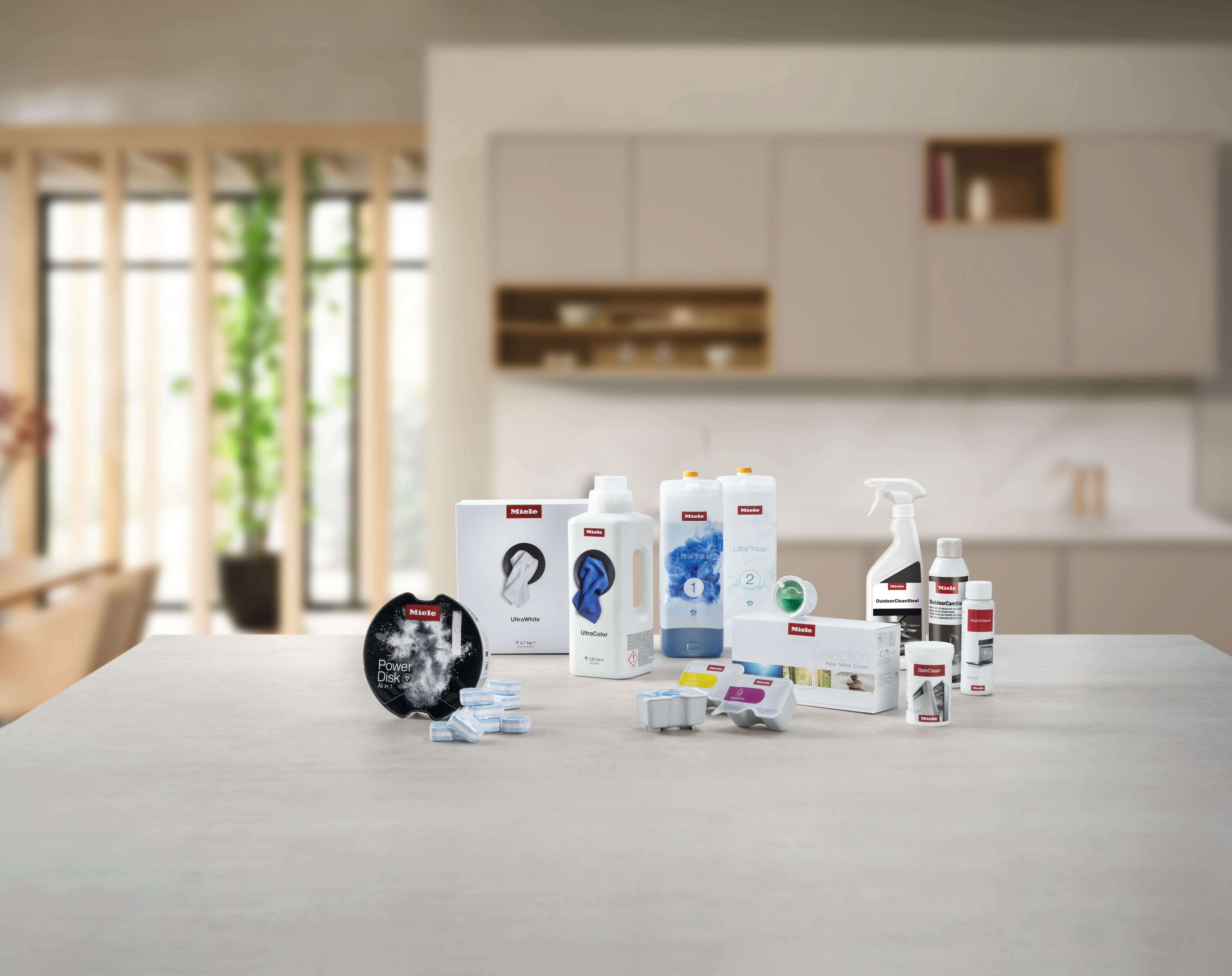 Verschiedene Miele Wasch- und Geschirrspülmittel sowie Reinigungsprodukte auf einer Küchenarbeitsplatte angeordnet. Verschiedene Miele Wasch- und Geschirrspülmittel sowie Reinigungsprodukte auf einer Küchenarbeitsplatte angeordnet.