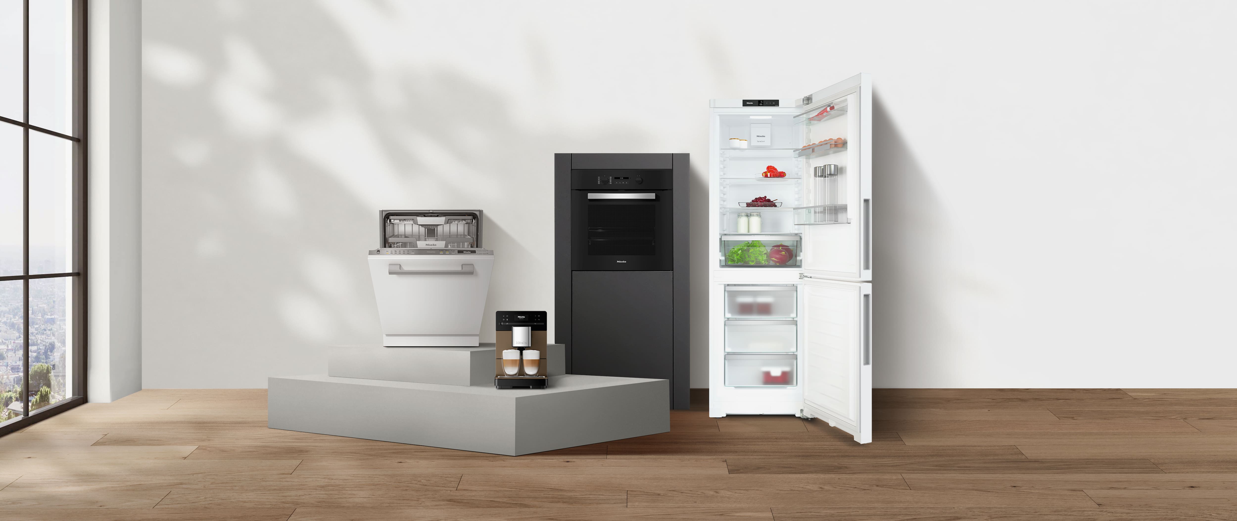 Minimalista konyha, amelyben látható a nyitott mosogatógép, a kávéfőző, a beépített sütő és a nyitott hűtőszekrény, mindez fa padlón. Minimalista konyha, amelyben látható a nyitott mosogatógép, a kávéfőző, a beépített sütő és a nyitott hűtőszekrény, mindez fa padlón.