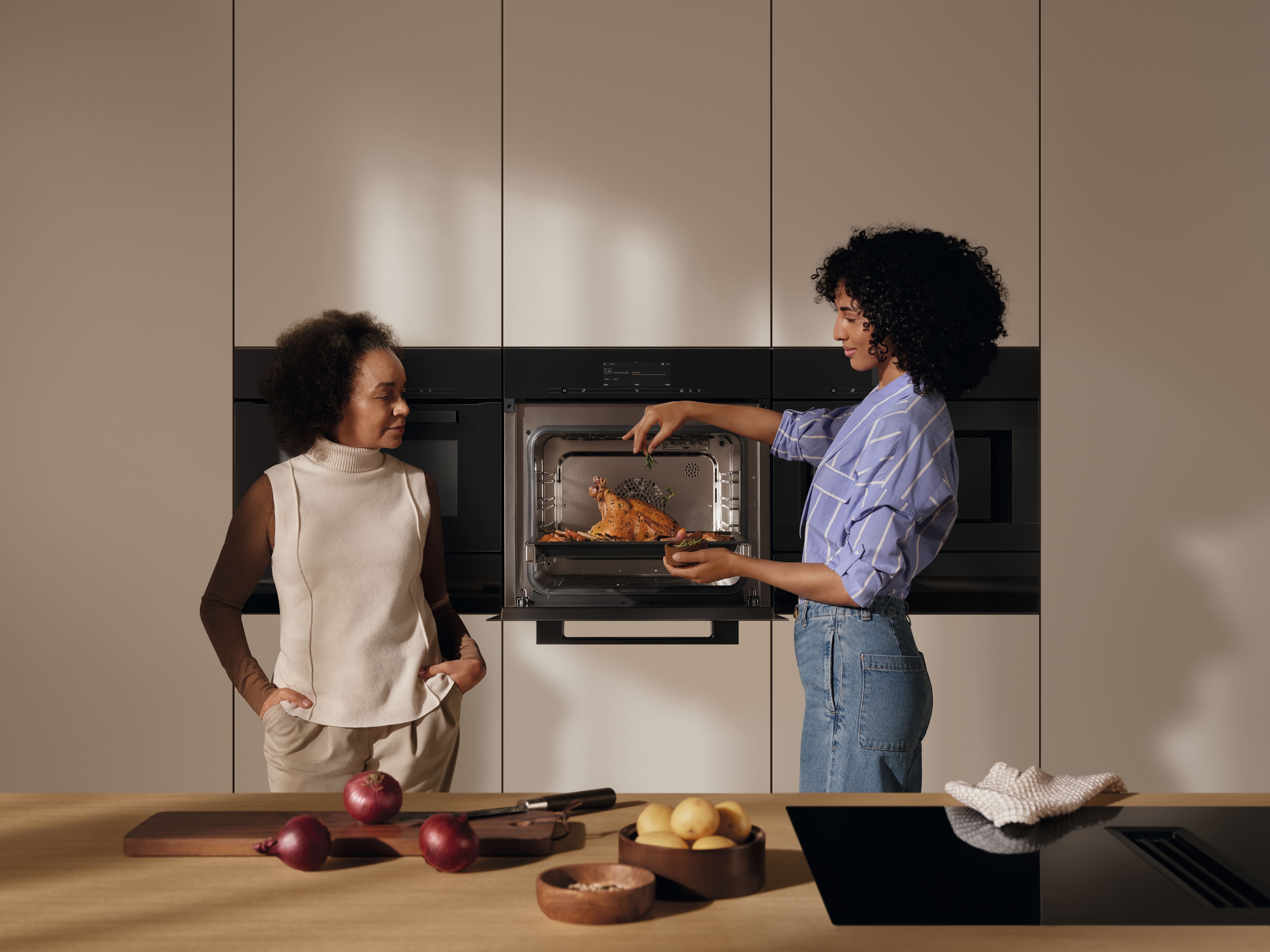 donna cucina con la figlia donna cucina con la figlia