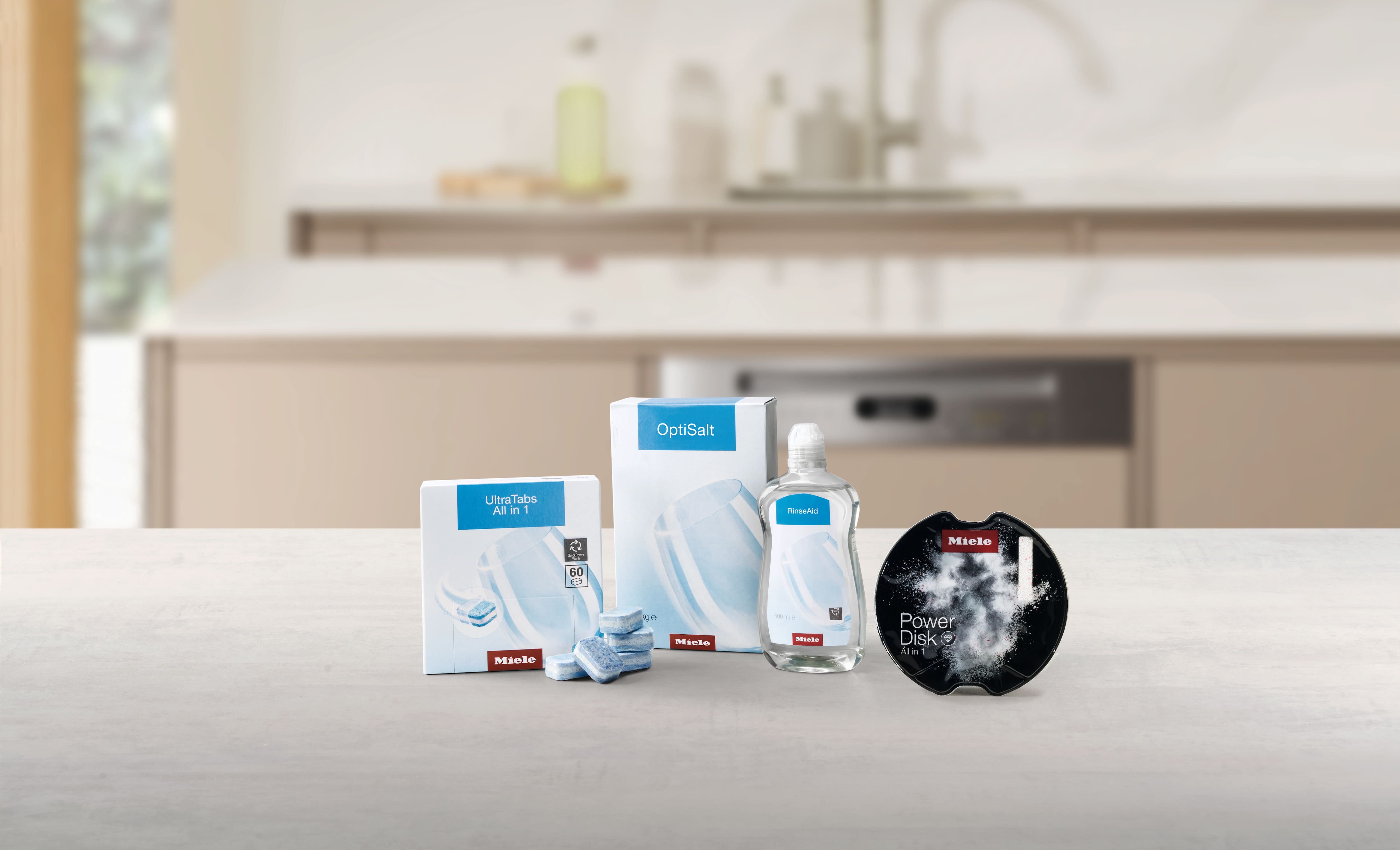 Due immagini con prodotti Miele per il lavaggio delle stoviglie e la cura della lavastoviglie: UltraTabs, OptiSalt, brillantante e PowerDisk. Due immagini con prodotti Miele per il lavaggio delle stoviglie e la cura della lavastoviglie: UltraTabs, OptiSalt, brillantante e PowerDisk.