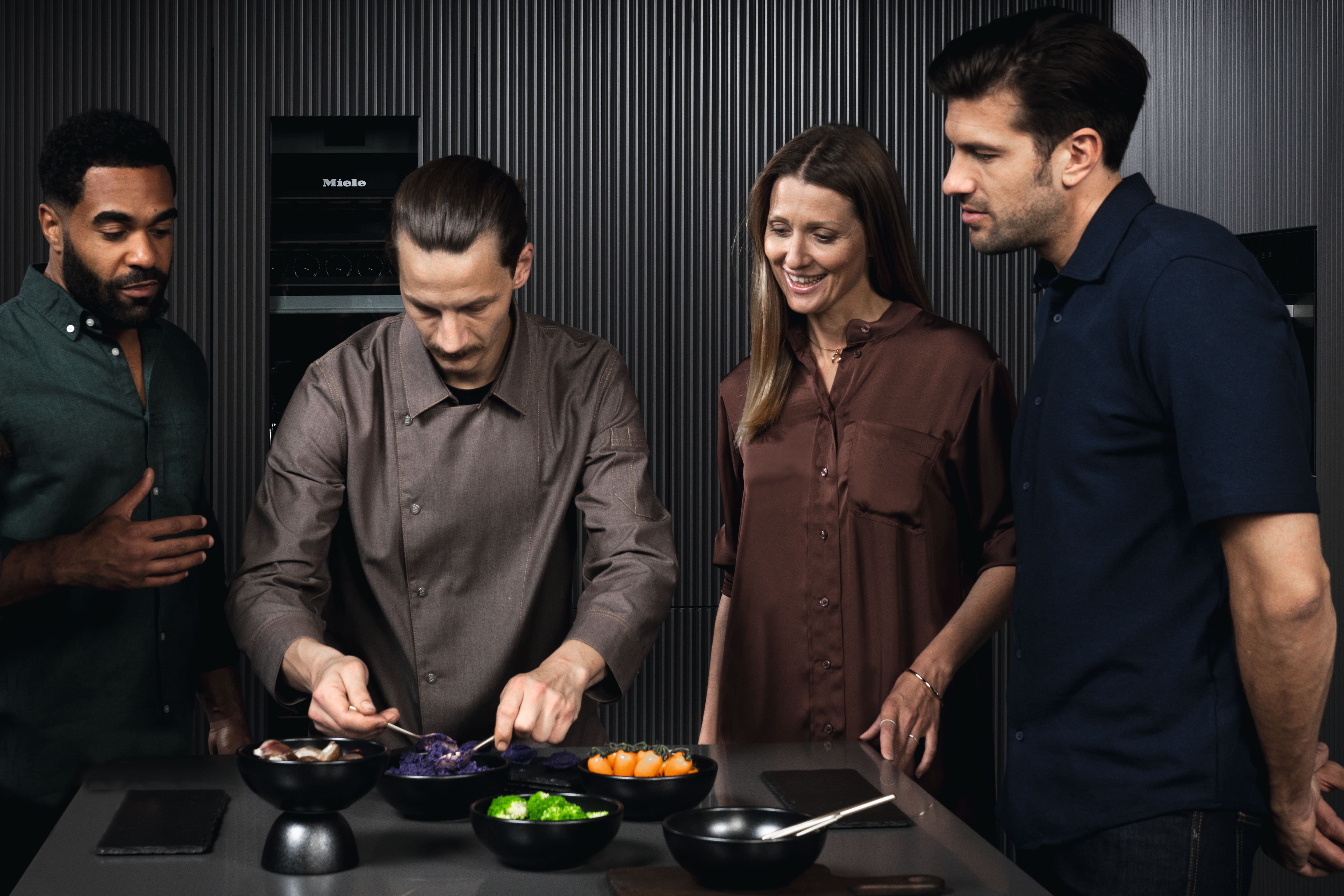 Koch kocht Meeresfrüchte auf einem Miele-Kochfeld Koch kocht Meeresfrüchte auf einem Miele-Kochfeld