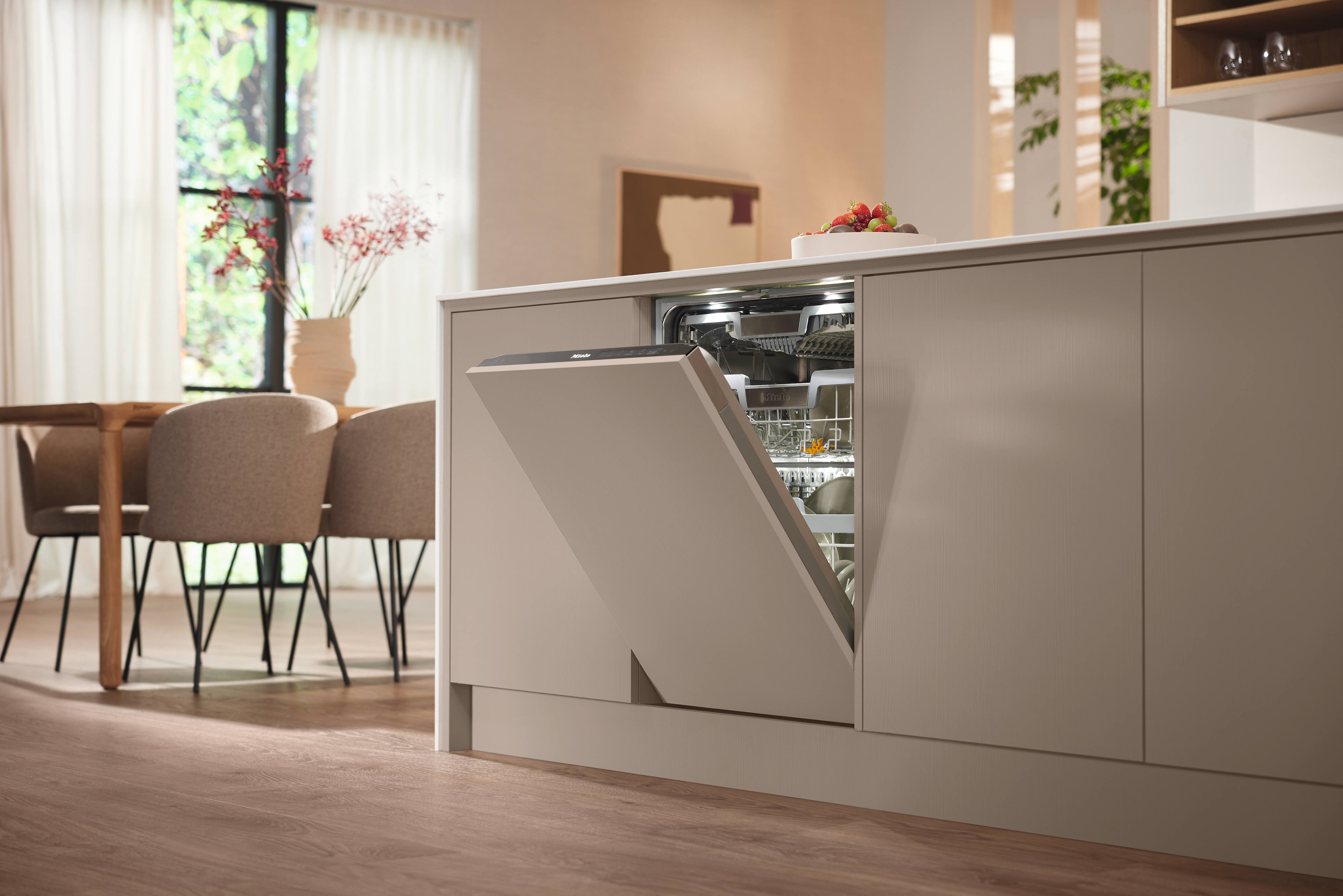 Cocina con hornos empotrados Miele, microondas y cafetera integrados en color negro. Cocina con hornos empotrados Miele, microondas y cafetera integrados en color negro.
