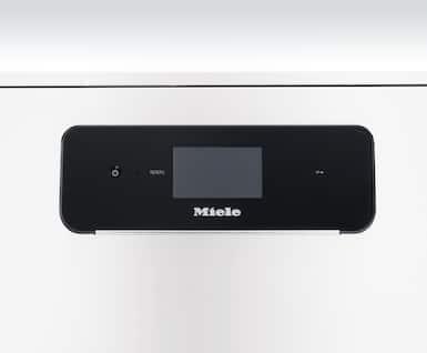 Närbild av en manöverpanel till en Miele-produkt med svart glasfront, liten central display och strömbrytare till vänster.