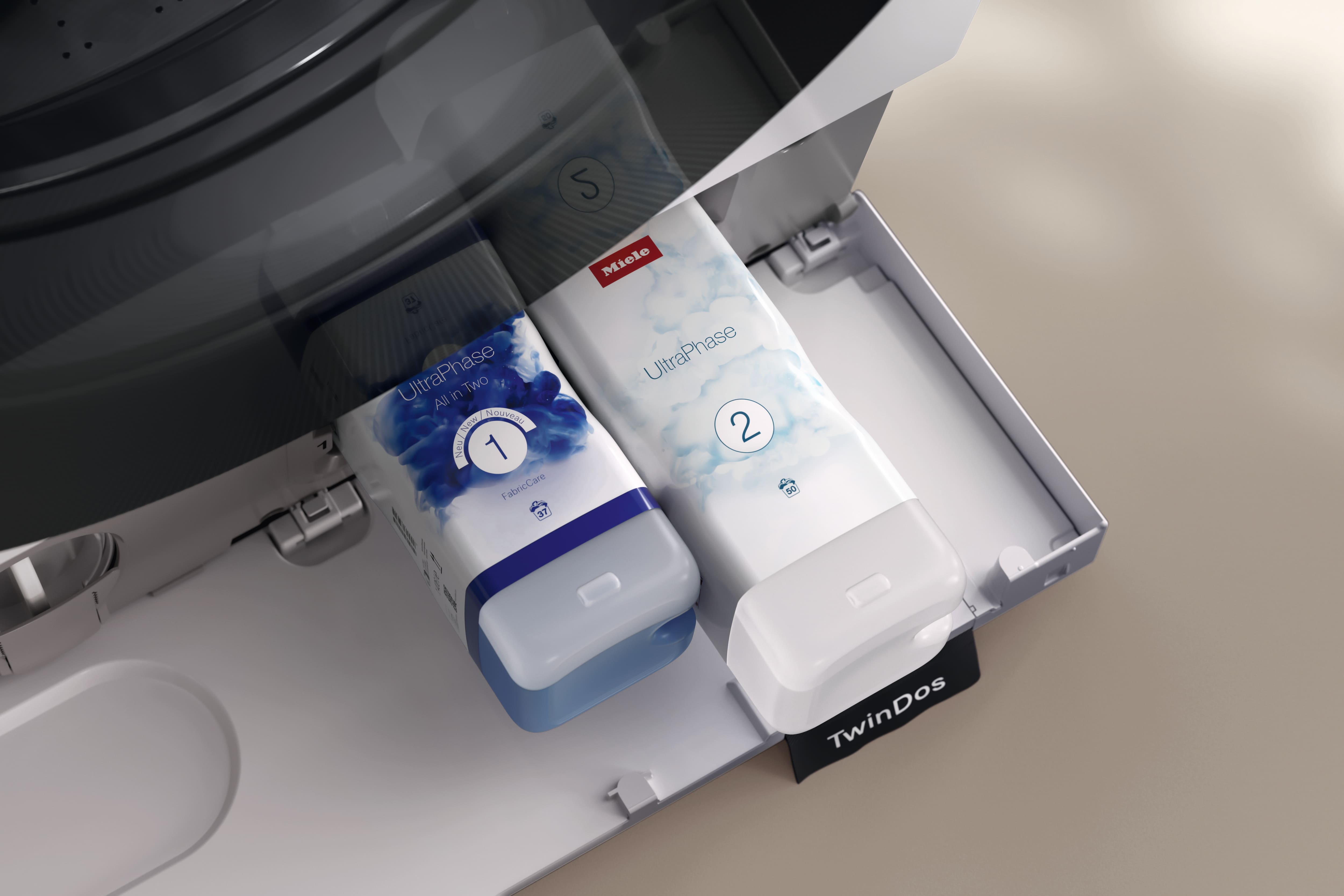 Gros plan sur un tiroir TwinDos de Miele présentant les cartouches de lessive UltraPhase 1 et UltraPhase 2 pour le dosage automatique.