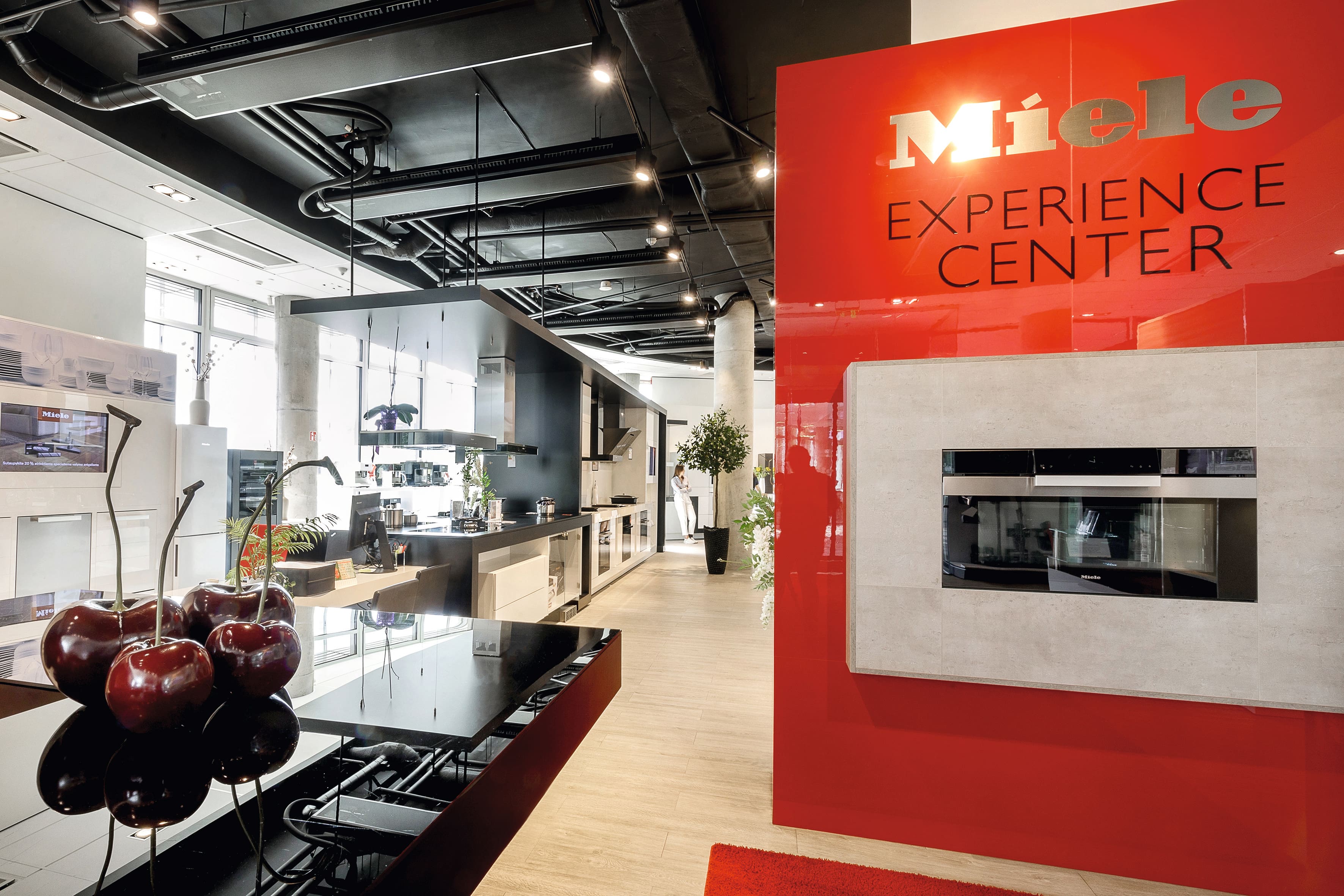 Modernus Miele patirties centro salonas su elegantiškais virtuvės prietaisais ir ryškiu raudonu prekės ženklu. Modernus Miele patirties centro salonas su elegantiškais virtuvės prietaisais ir ryškiu raudonu prekės ženklu.