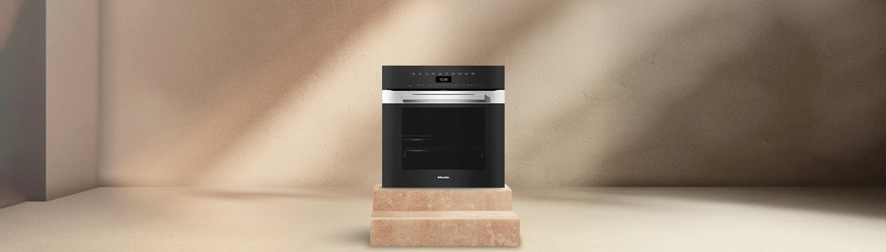 Un horno empotrado negro elegante exhibido sobre un pedestal de piedra en un entorno minimalista, suavemente iluminado y de interior beige. Un horno empotrado negro elegante exhibido sobre un pedestal de piedra en un entorno minimalista, suavemente iluminado y de interior beige.
