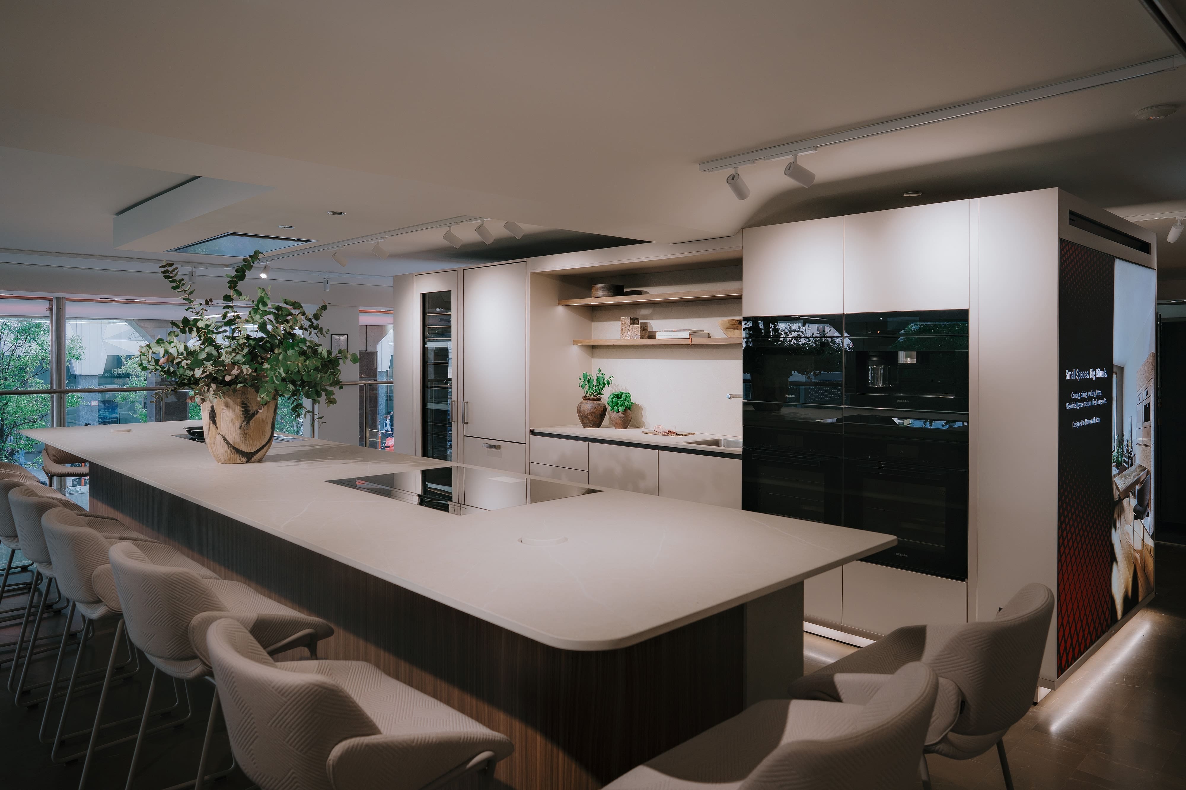 Cucina attiva del negozio di Milano, penisola con elettrodomestici sullo sfondo.