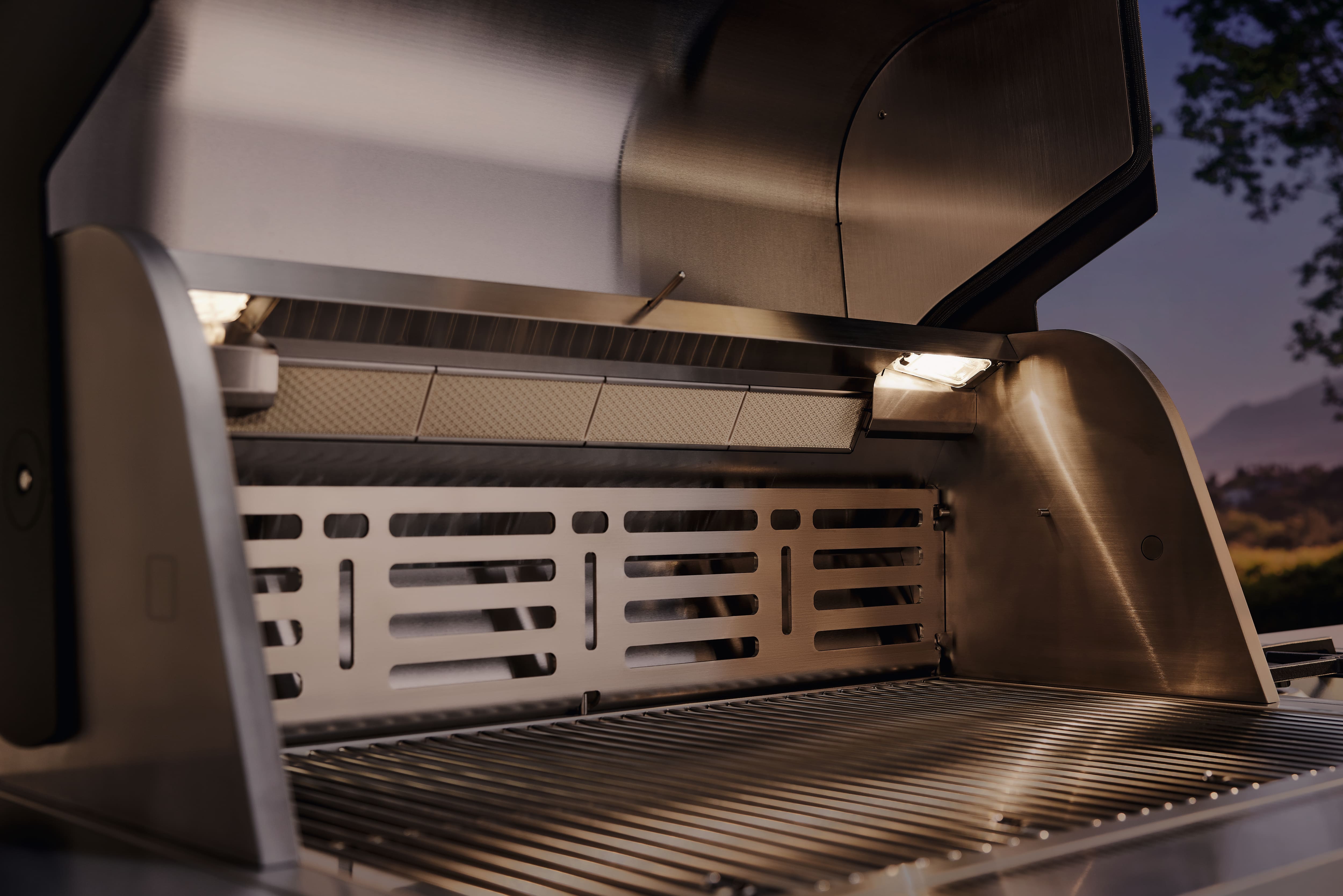 Automatische Beleuchtung der gesamten Grillfläche Automatische Beleuchtung der gesamten Grillfläche