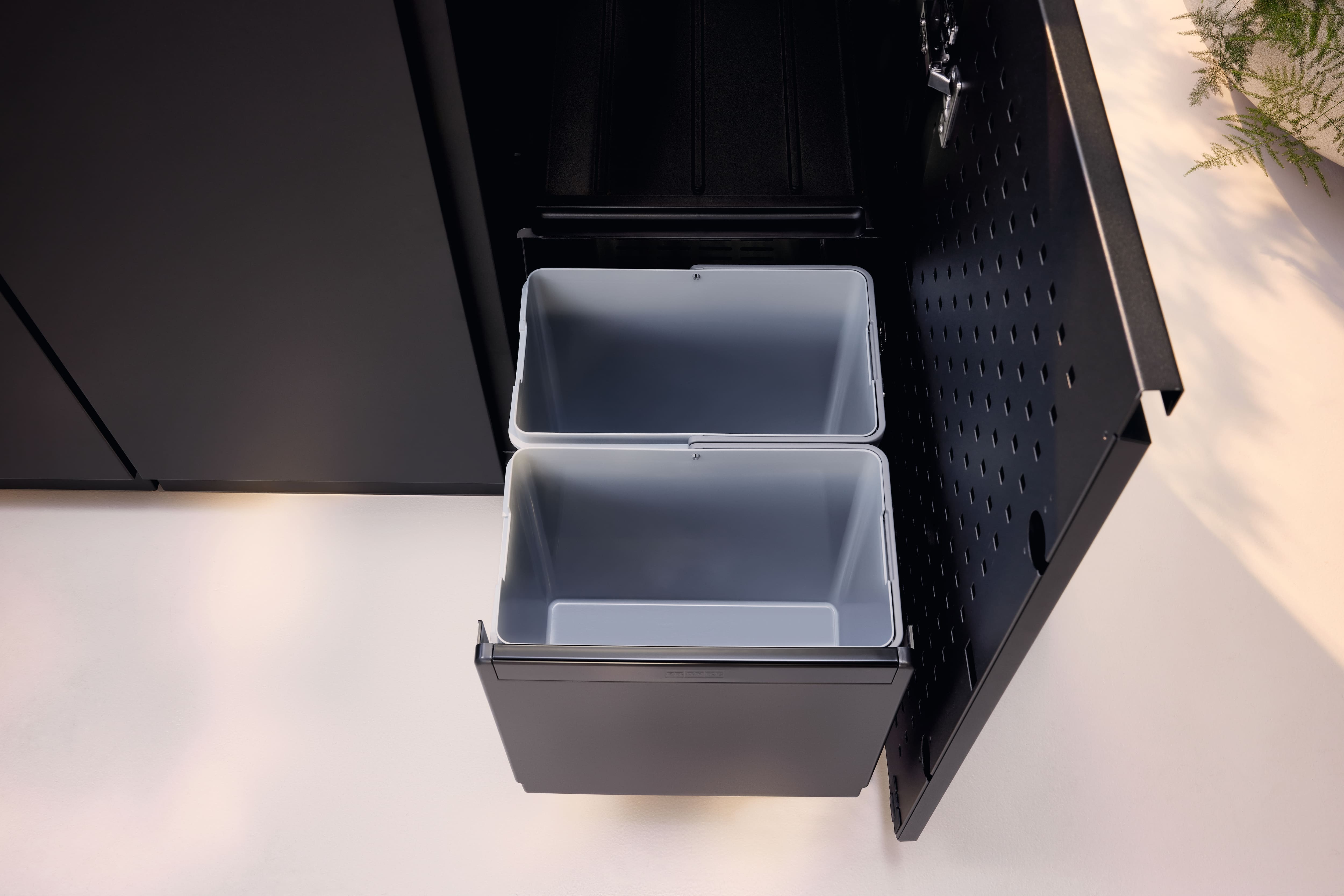 Système pratique de tri des déchets extractible Système pratique de tri des déchets extractible