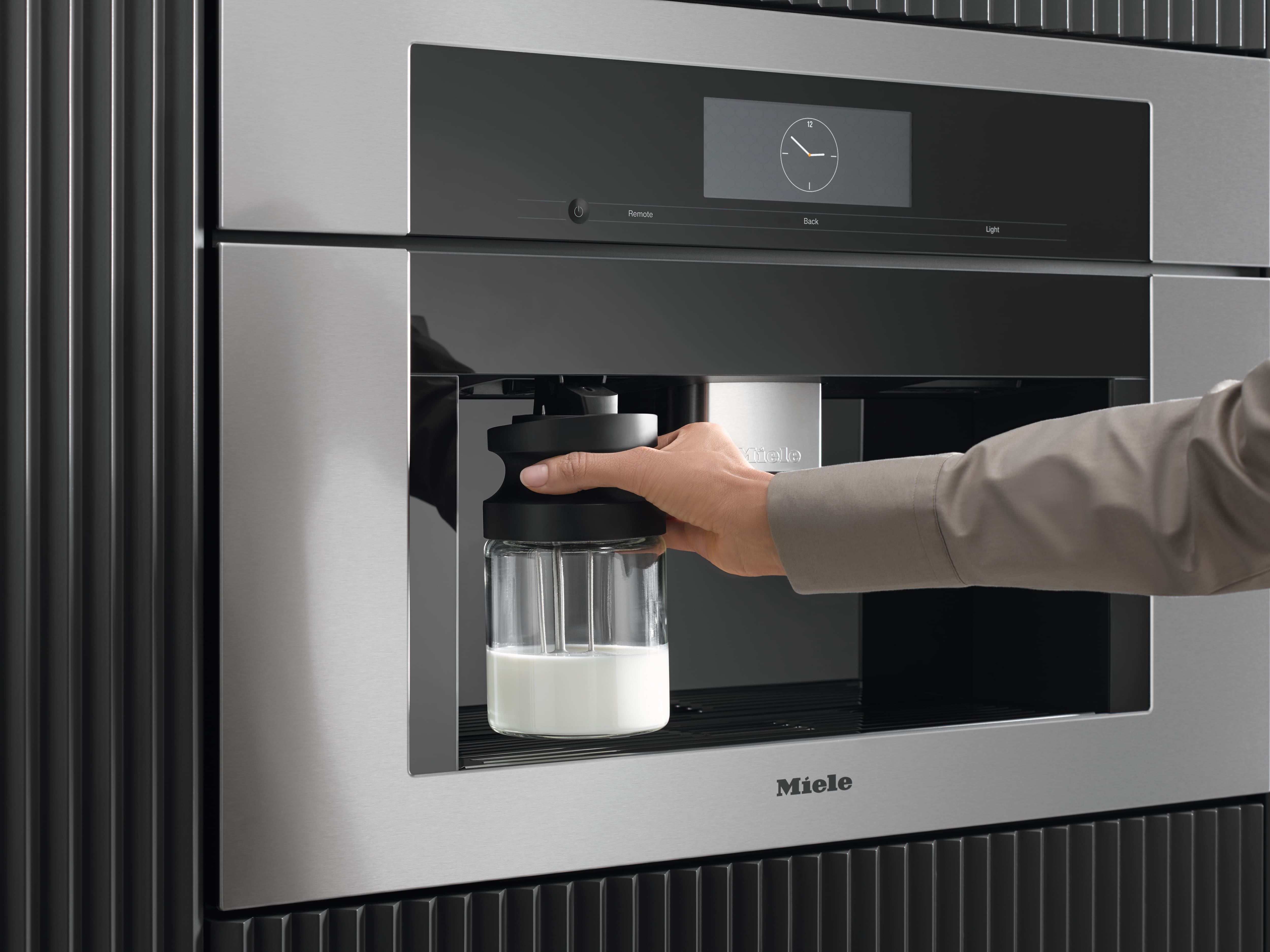 Easier docking of the milk system