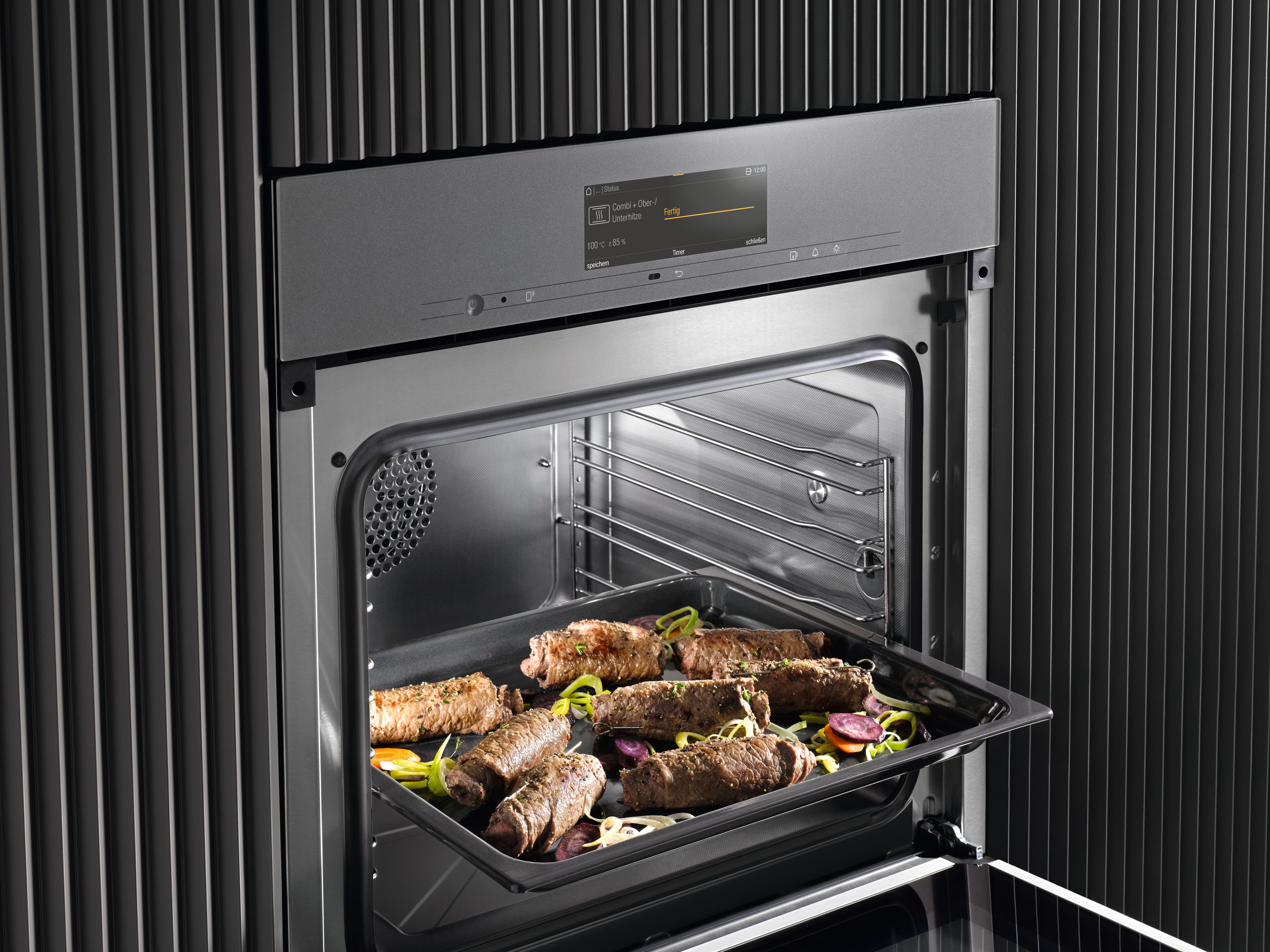 A Miele oven opens, signaling that the food is perfectly cooked using a combination of methods. Experience ultimate baking and roasting results. A Miele oven opens, signaling that the food is perfectly cooked using a combination of methods. Experience ultimate baking and roasting results.