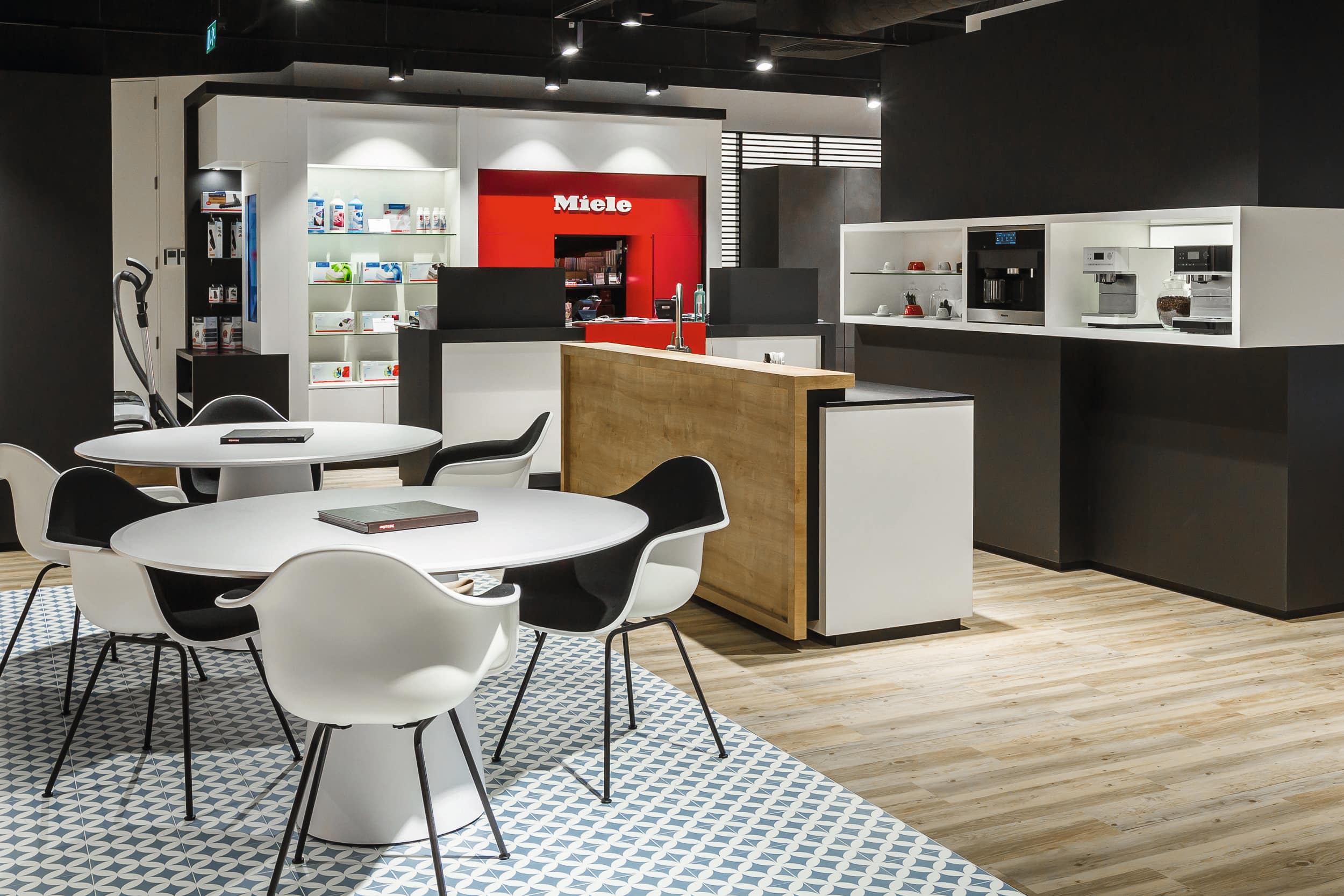 Showroom do MEC de Carnaxide com expositores Miele, ilha de cozinha para demonstração e mesas para consultas com clientes. Showroom do MEC de Carnaxide com expositores Miele, ilha de cozinha para demonstração e mesas para consultas com clientes.