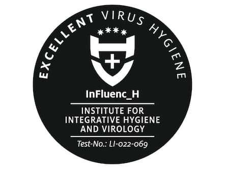 Rundes schwarzes Zertifizierungssiegel mit der Aufschrift &bdquo;EXCELLENT VIRUS HYGIENE&ldquo; und einem Schild-Logo; &bdquo;InFluenc_H&ldquo;, Name der Einrichtung und Testnummer LI-022-069.