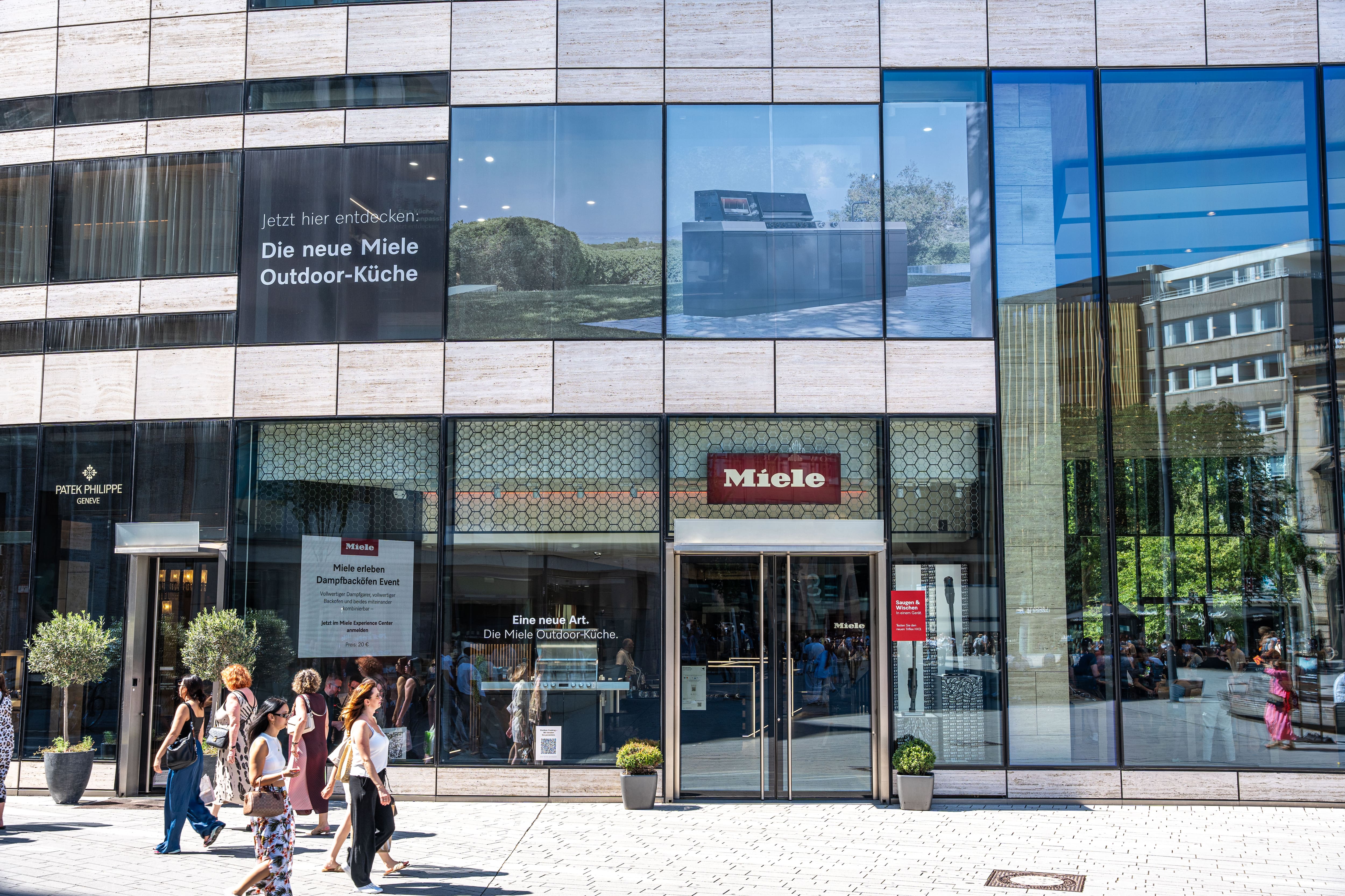 Vorderseite des Gebäudes Miele Experience Center in Düsseldorf Vorderseite des Gebäudes Miele Experience Center in Düsseldorf