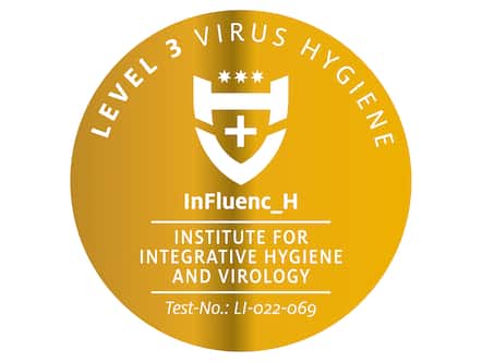 Goldenes, rundes Zertifizierungssiegel mit der Aufschrift &bdquo;LEVEL 3 VIRUS HYGIENE&ldquo;, darauf ein Schild mit Kreuz und Sternen; beschriftet mit &bdquo;InFluenc_H&ldquo;, Institut f&uuml;r Integrative Hygiene und Virologie; Test-Nr. LI-022-069.