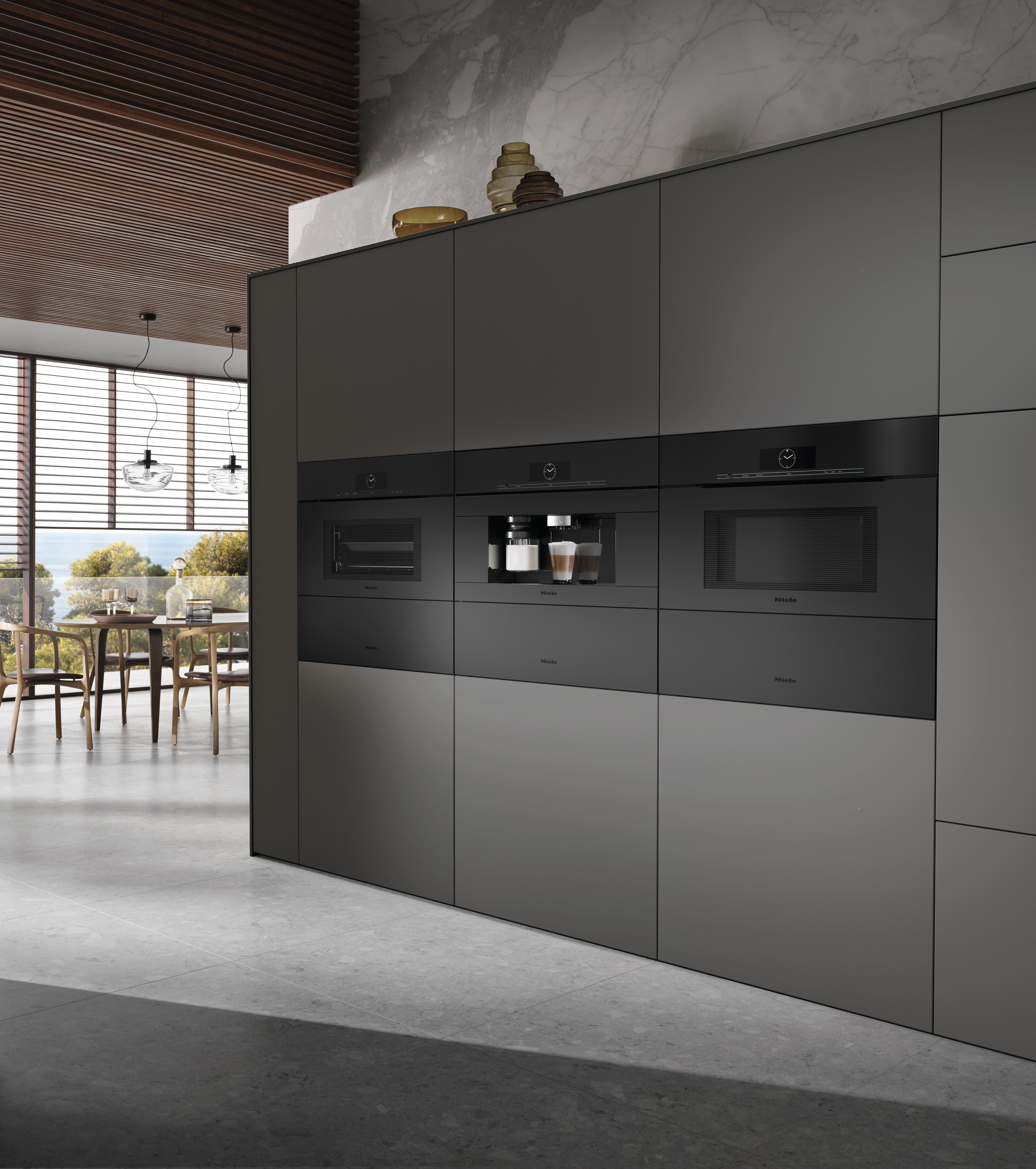 Une cuisine sombre équipée d'appareils Miele noir mat Une cuisine sombre équipée d'appareils Miele noir mat