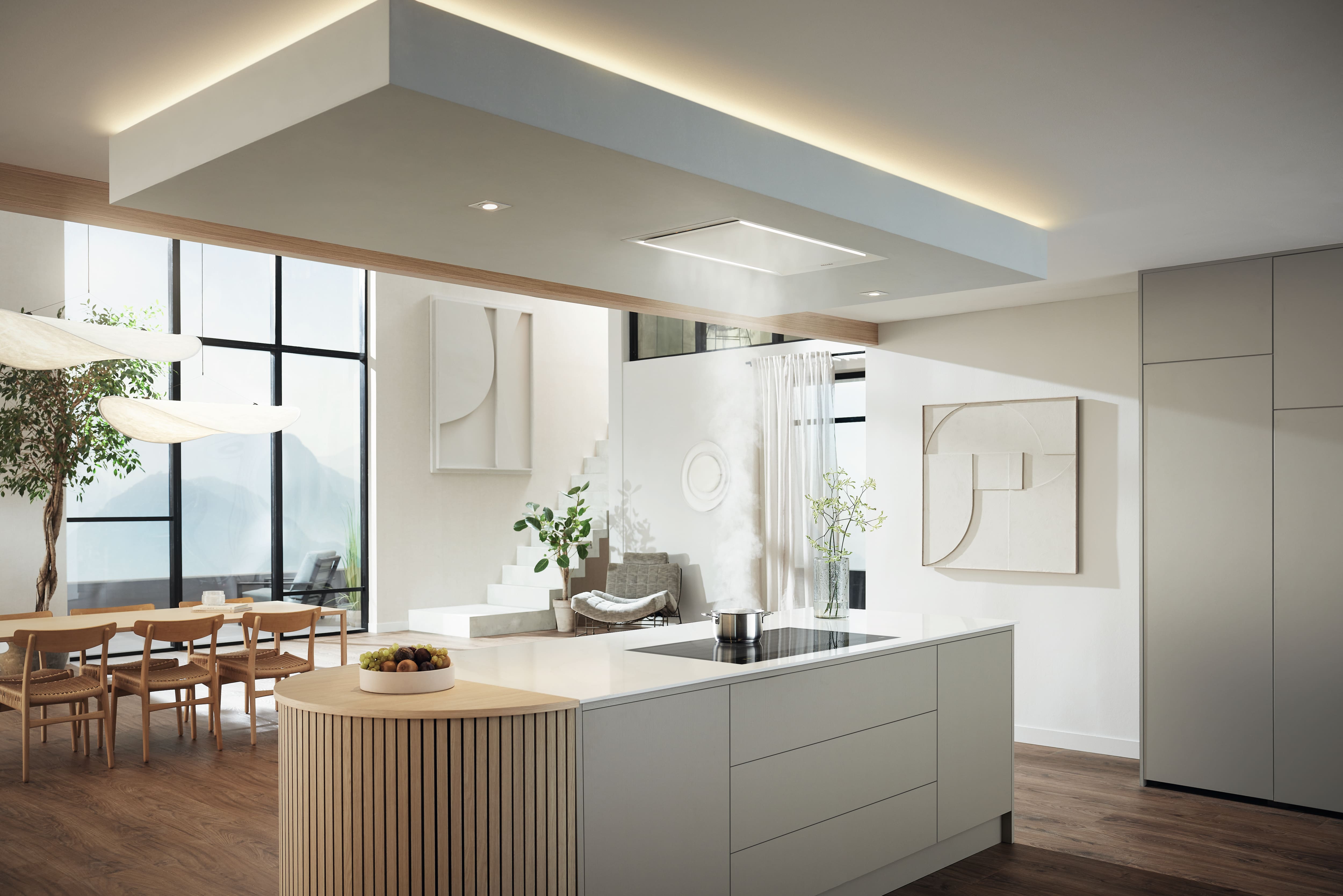 Cuisine ouverte moderne et lumineuse avec un îlot blanc et une table de cuisson à induction sur laquelle repose une casserole fumante, une extrémité arrondie en lattes de bois, une table à manger et des chaises placées devant de grandes baies vitrées du sol au plafond, des plantes d’intérieur, une œuvre d’art abstraite au mur et un sol en bois aux tons chaleureux. Cuisine ouverte moderne et lumineuse avec un îlot blanc et une table de cuisson à induction sur laquelle repose une casserole fumante, une extrémité arrondie en lattes de bois, une table à manger et des chaises placées devant de grandes baies vitrées du sol au plafond, des plantes d’intérieur, une œuvre d’art abstraite au mur et un sol en bois aux tons chaleureux.