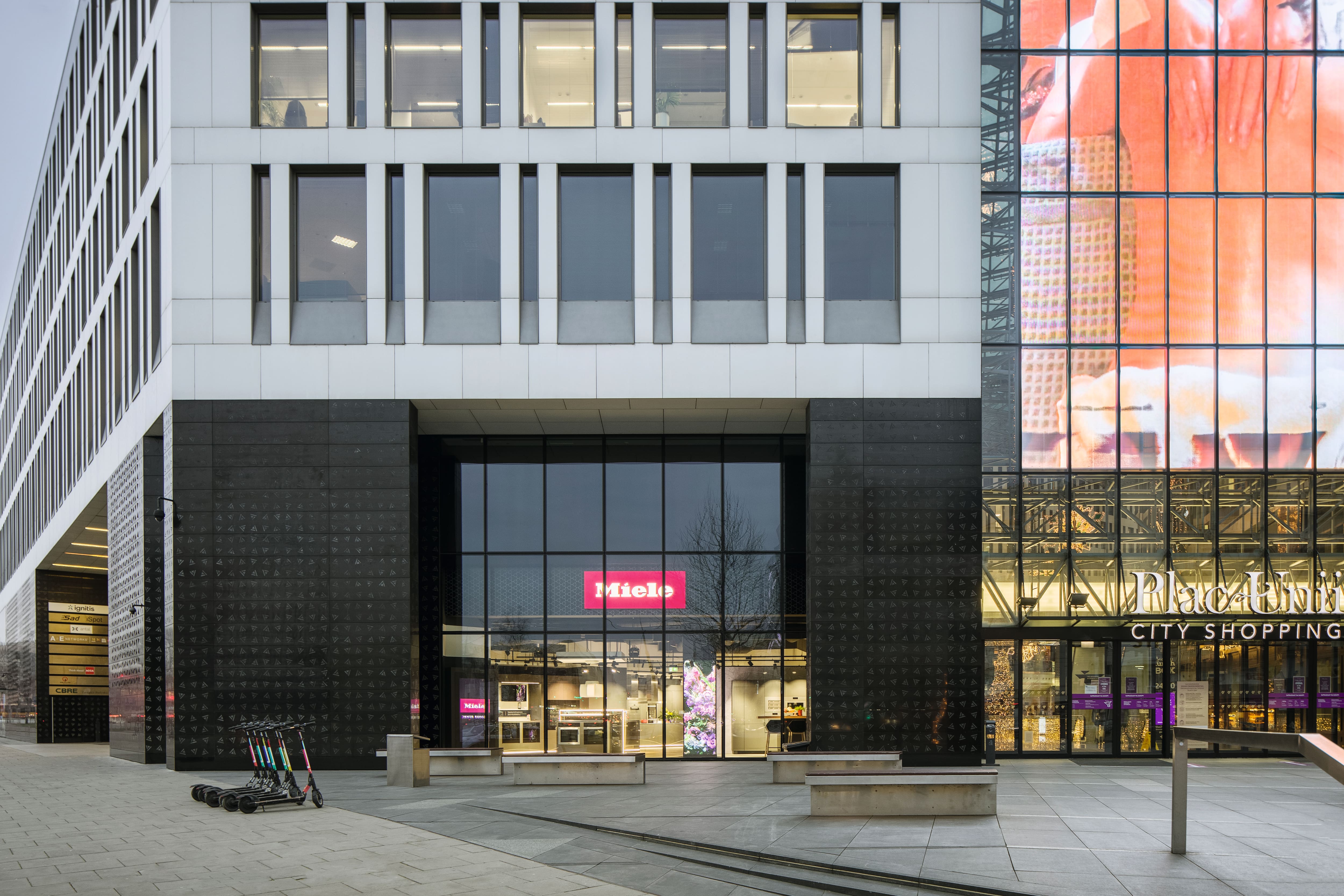 Witryna salonu Miele Experience Center w pasażu handlowo-usługowym