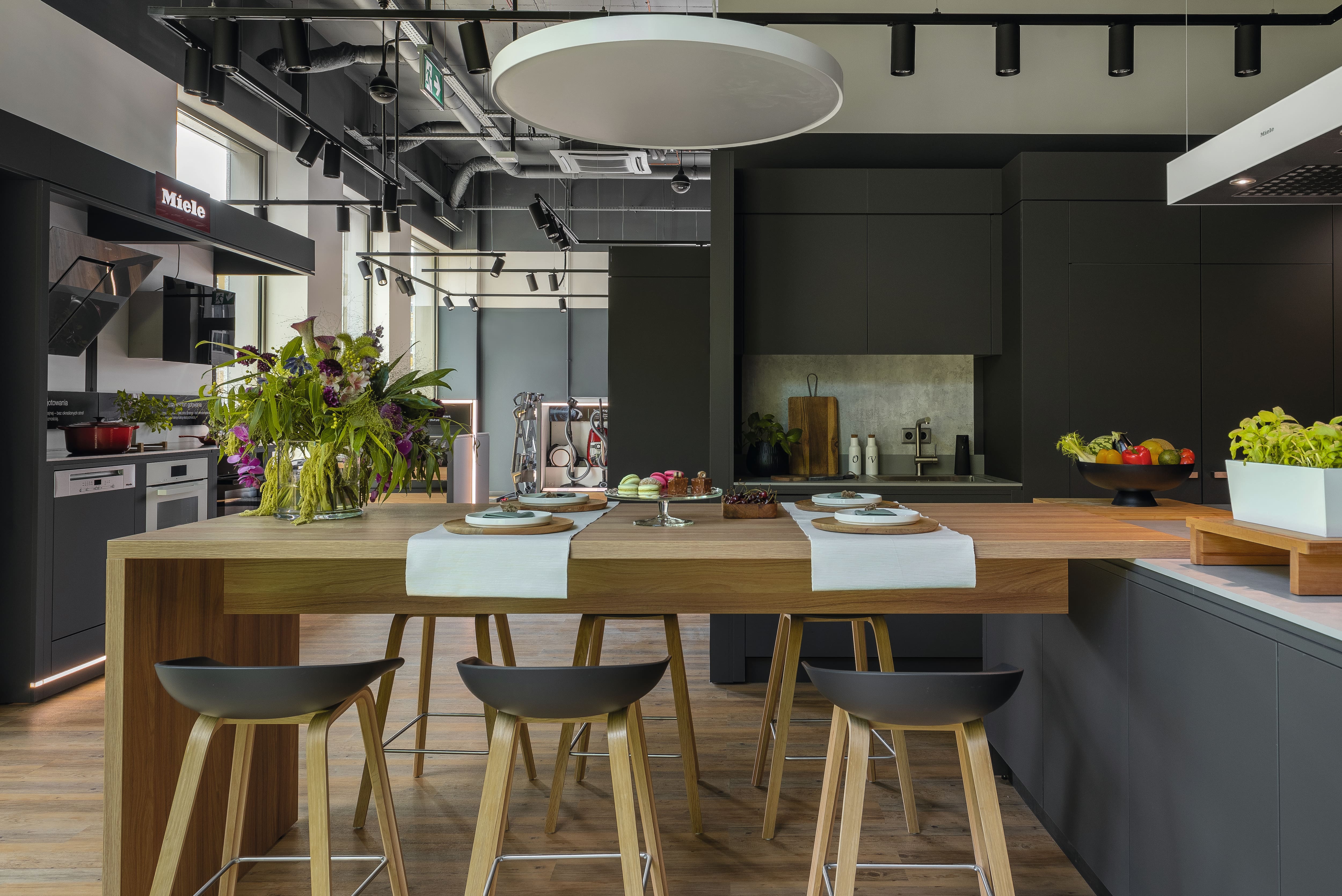 Zdjęcie elegancko podanych deserów na stole w salonie Miele Experience Center