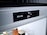 Близък план на контролния панел на хладилник Miele, показващ настройките на хладилника за 5°C и фризера за -18°C с функцията NoFrost.