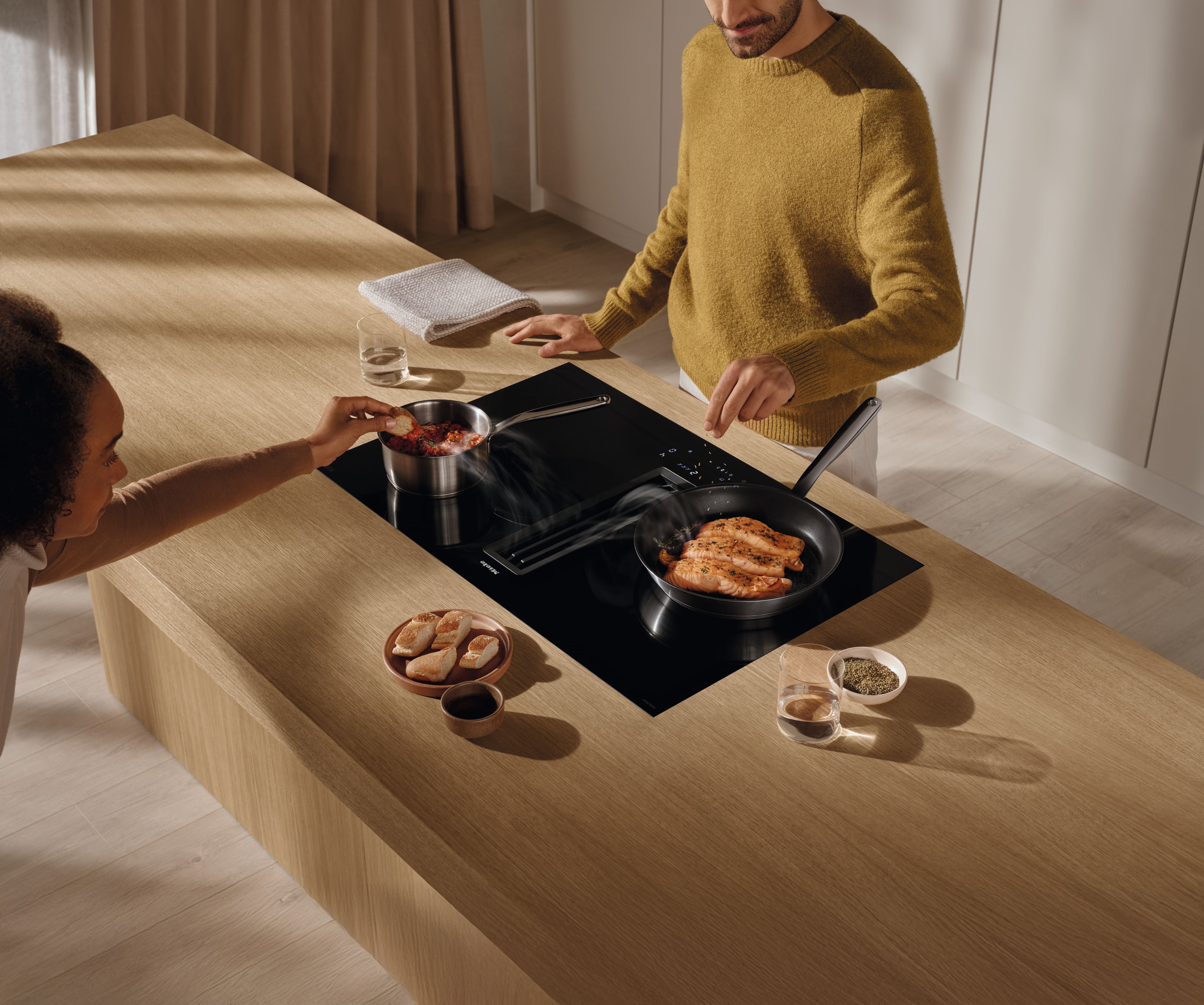 persone con piano cottura Miele