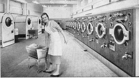 Történelmi fotó egy nőről egy házon belüli mosodában