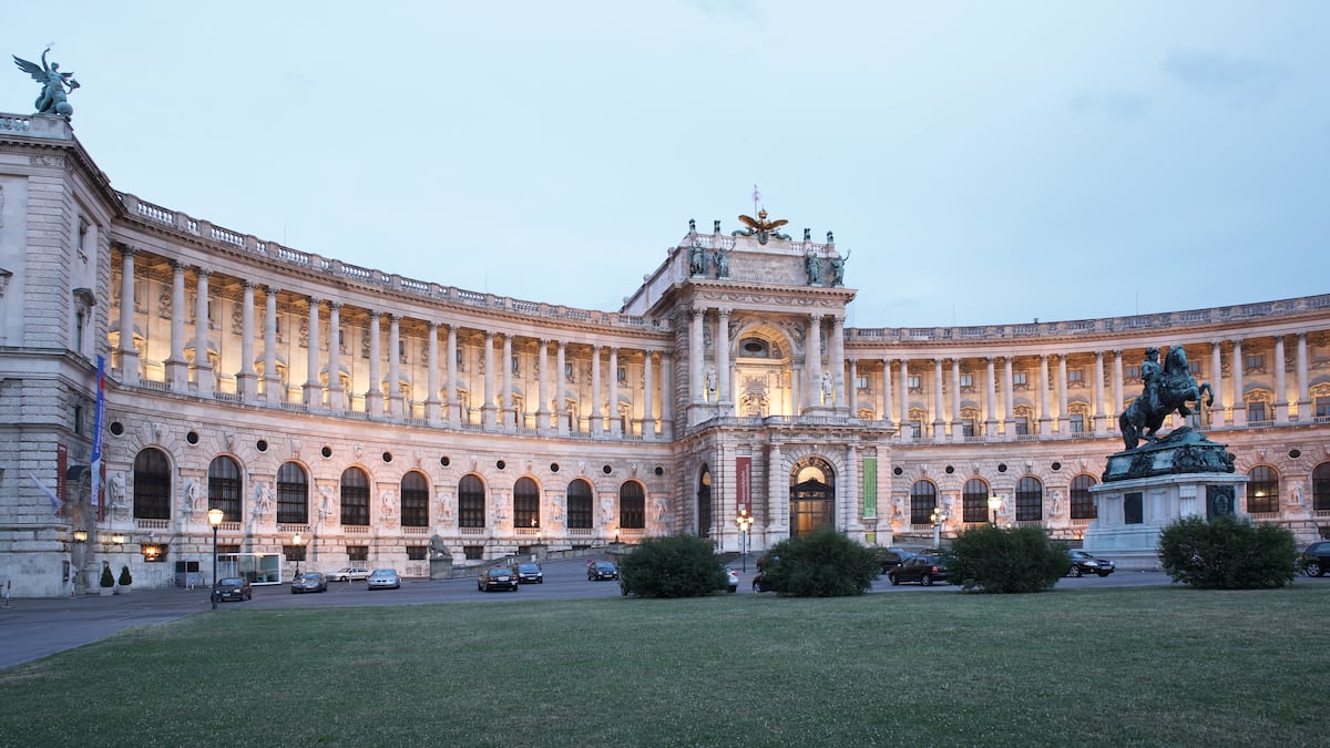 De elegante ingang van de Weense Hofburg in het avondlicht.