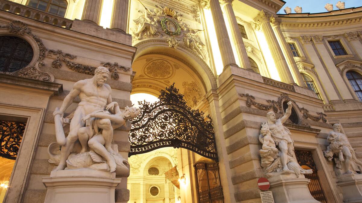 Der edle Eingangsbereich der Wiener Hofburg im Abendlicht. 