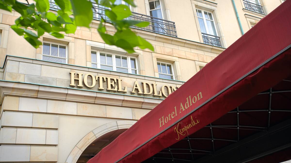 De ingang met belettering van Hotel Adlon in Berlijn.