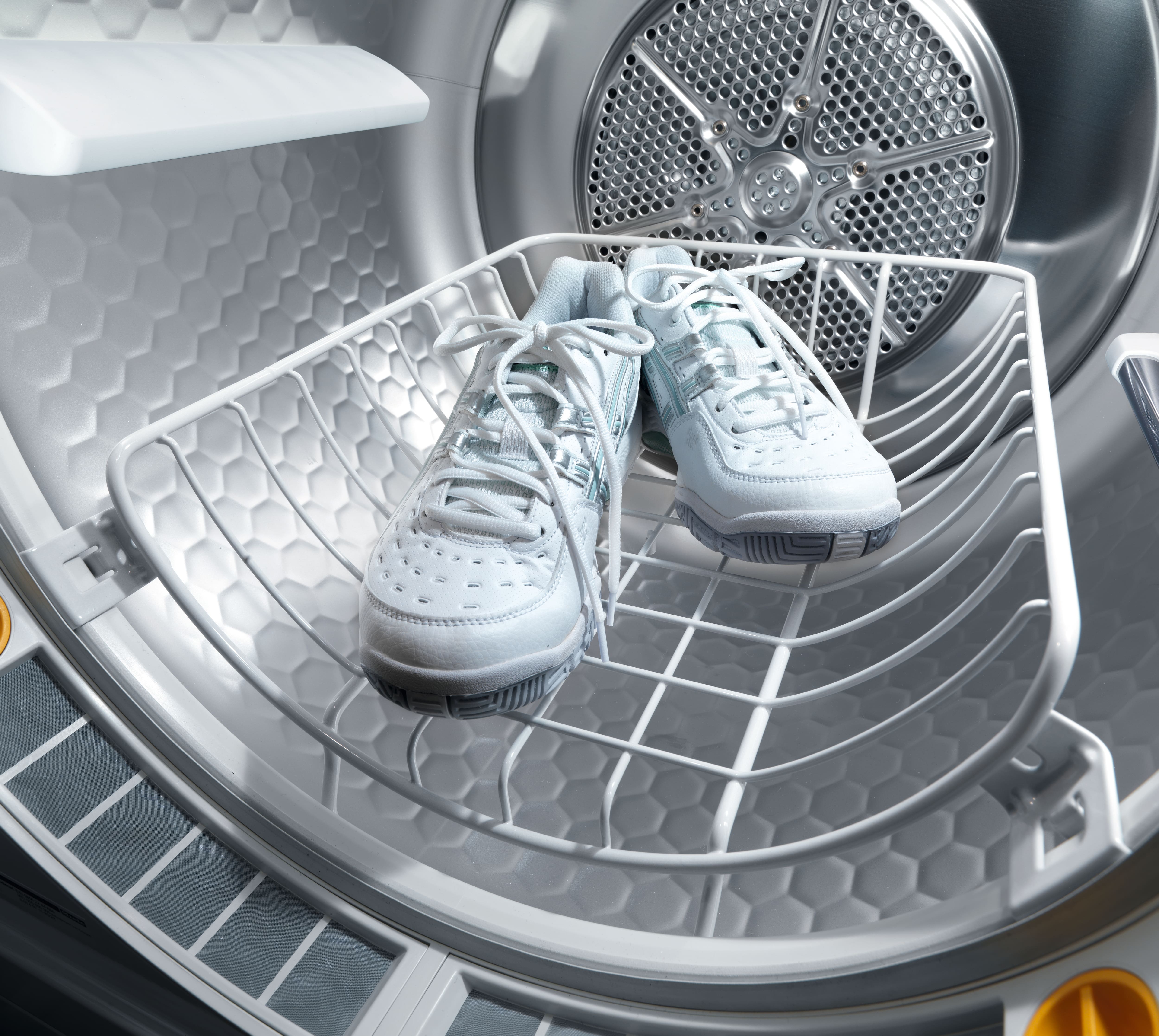Kurv i tørretumbler med sneakers