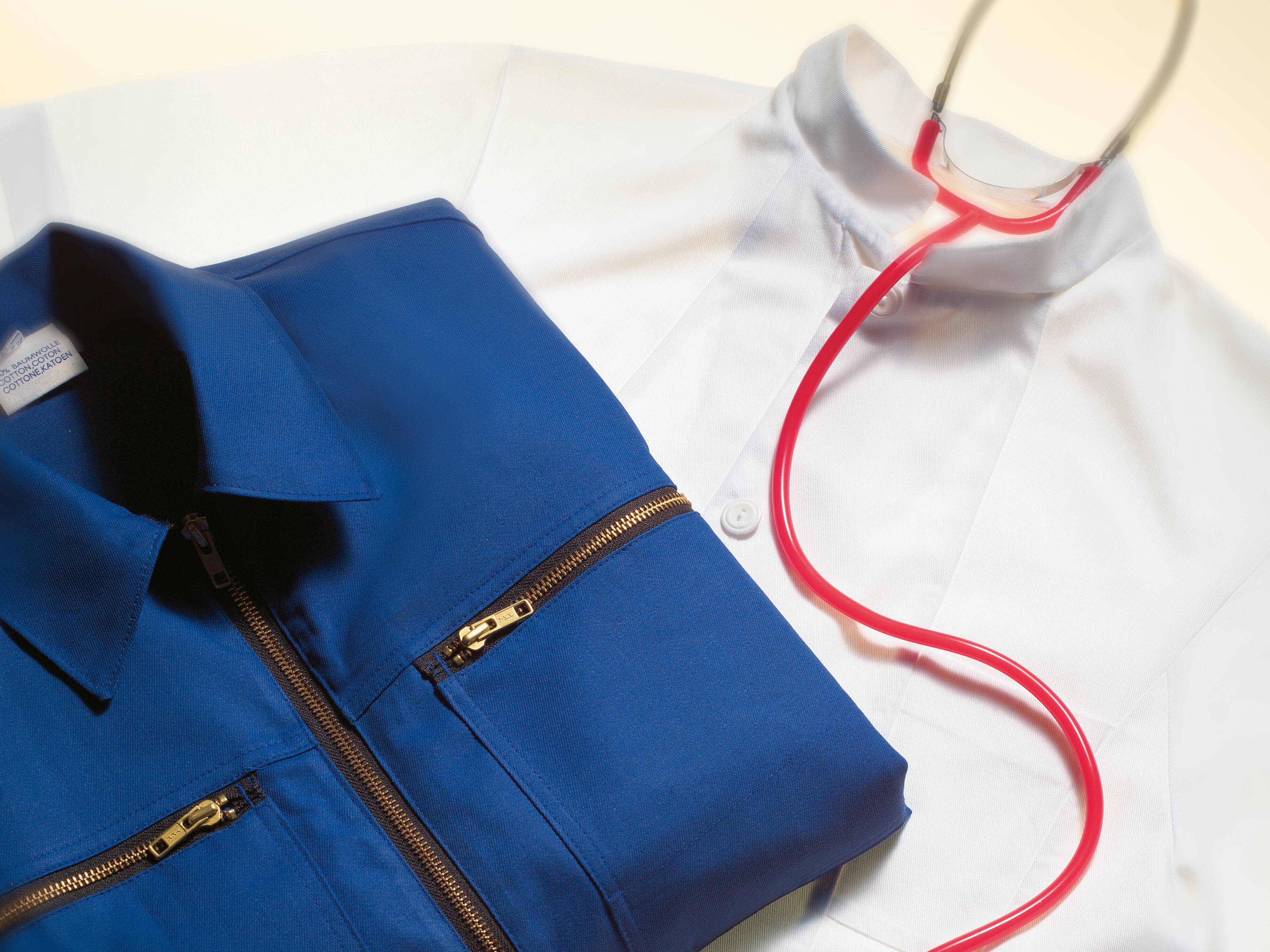 Berufsbekleidung Blaumann und weisser Arztkittel.