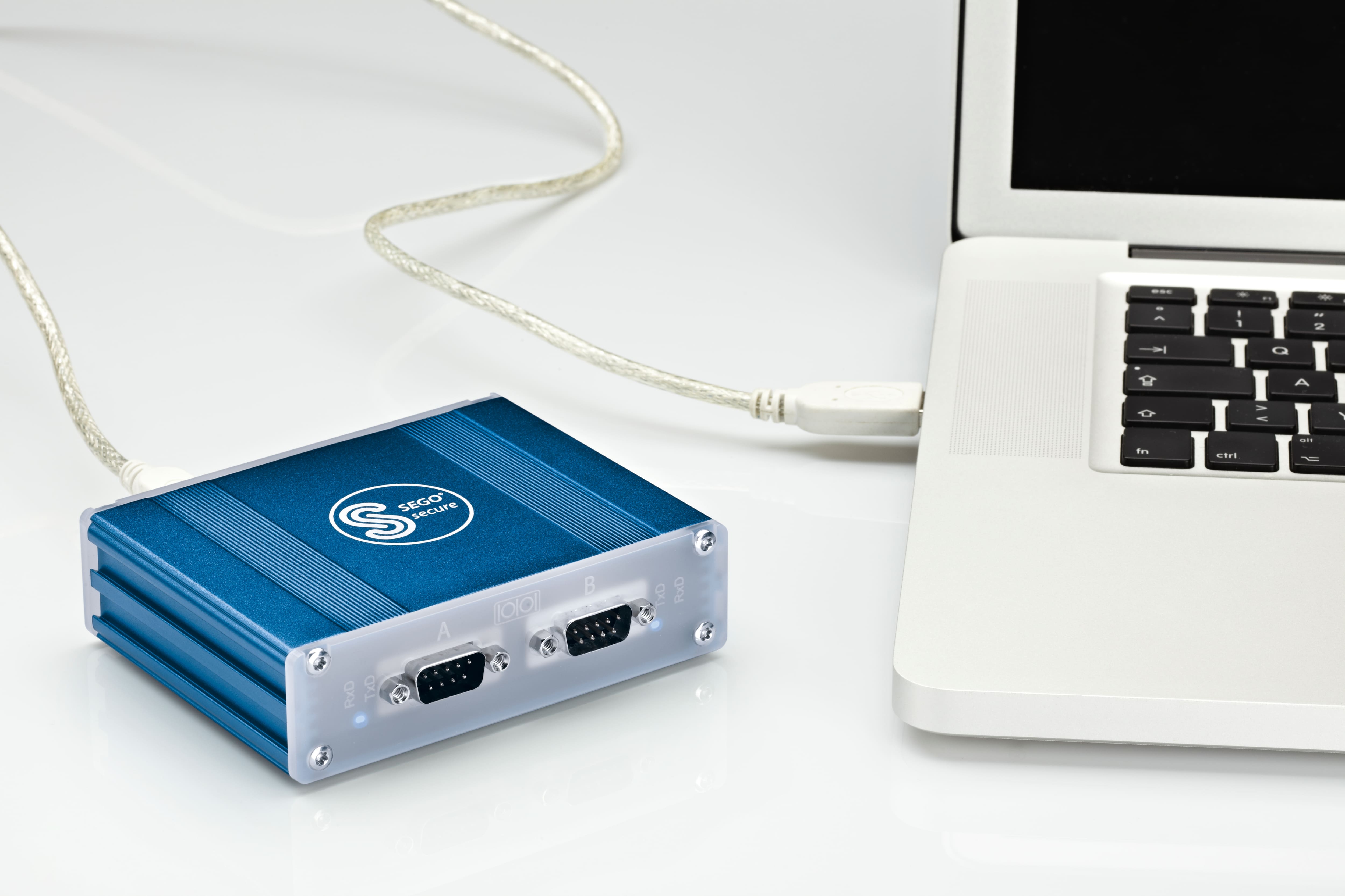 Blauer Fotodaten Converter mit USB-Anschluss.