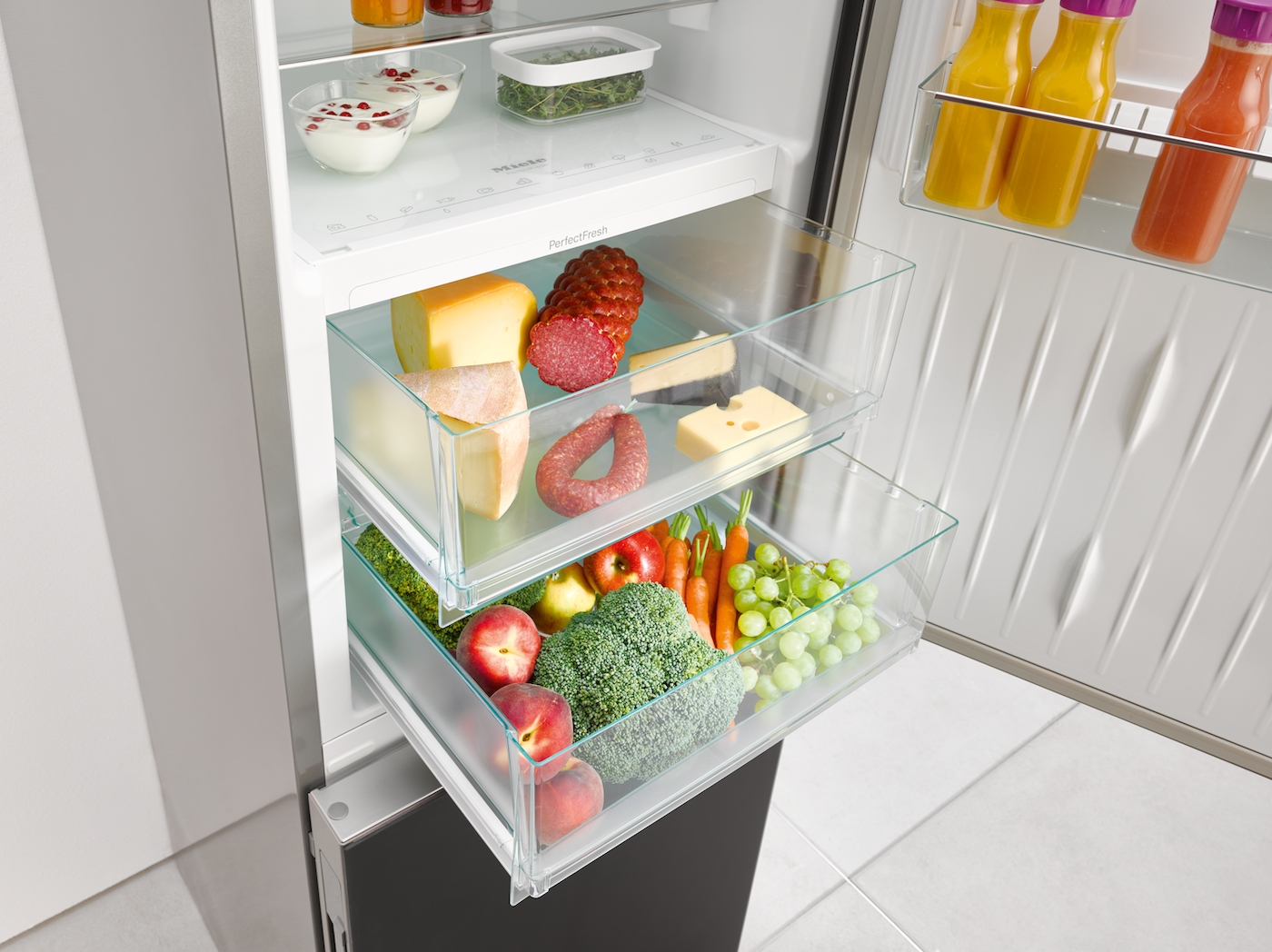 Sudraba ledusskapis ar saldētavu, SoftClose un PerfectFresh funkcijām, 75 cm platums (KFN 16947 D) product photo Laydowns Back View4 ZOOM