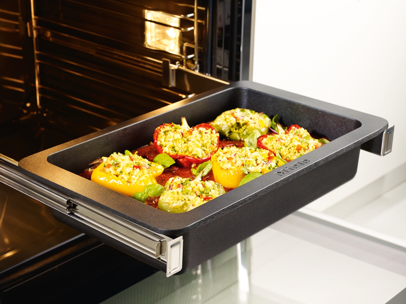 HUB 5000-M Gourmet Oven Dish product photo Laydowns Detail View1 ZOOM