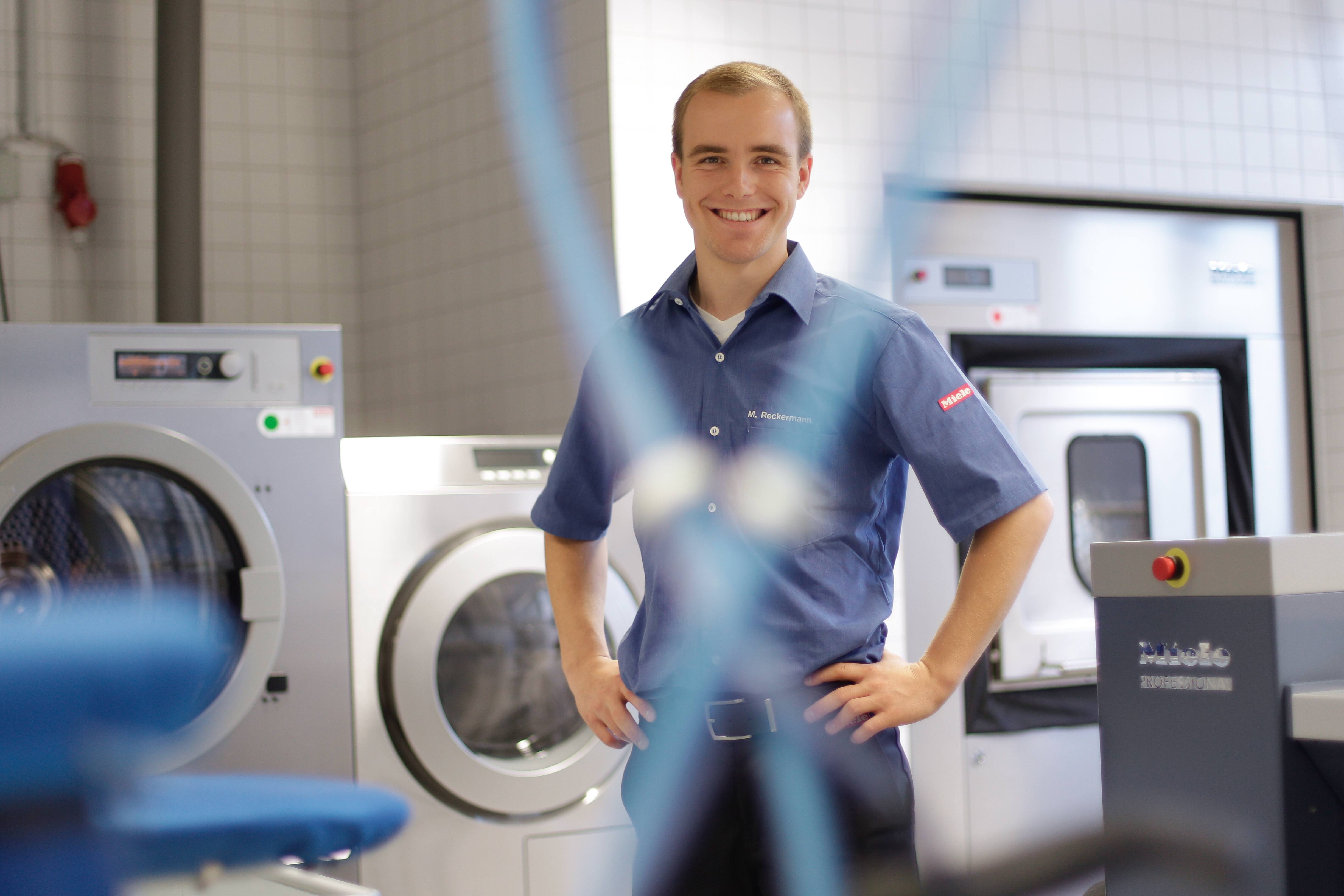 Miele Professional Techniker überprüft gewerbliches Reinigungs- und Desinfektionsgerät