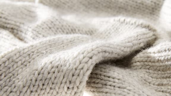 Maglione di lana grigio visto da vicino