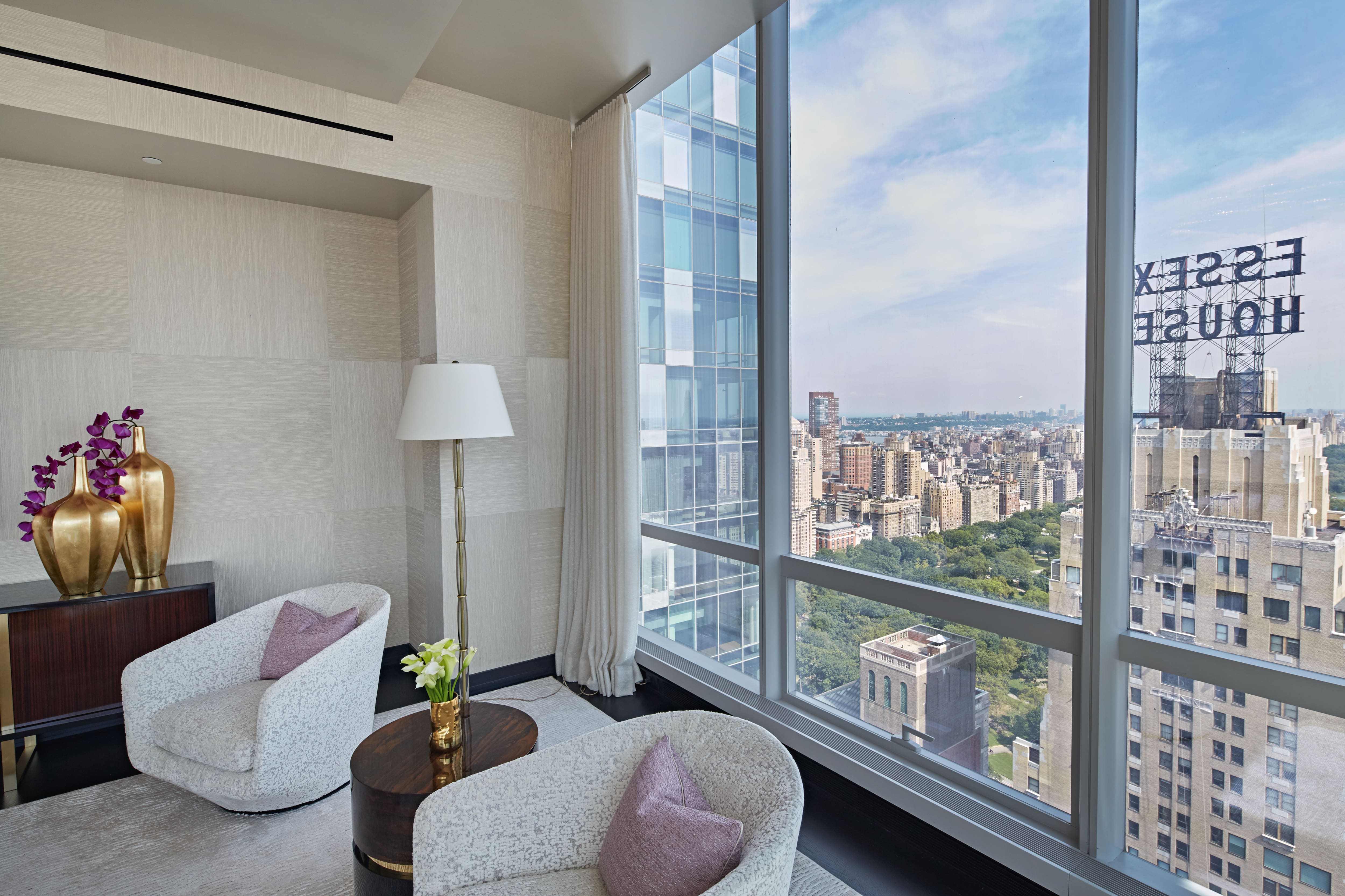 Elegante soggiorno di una residenza di lusso con vista su Central Park a New York.