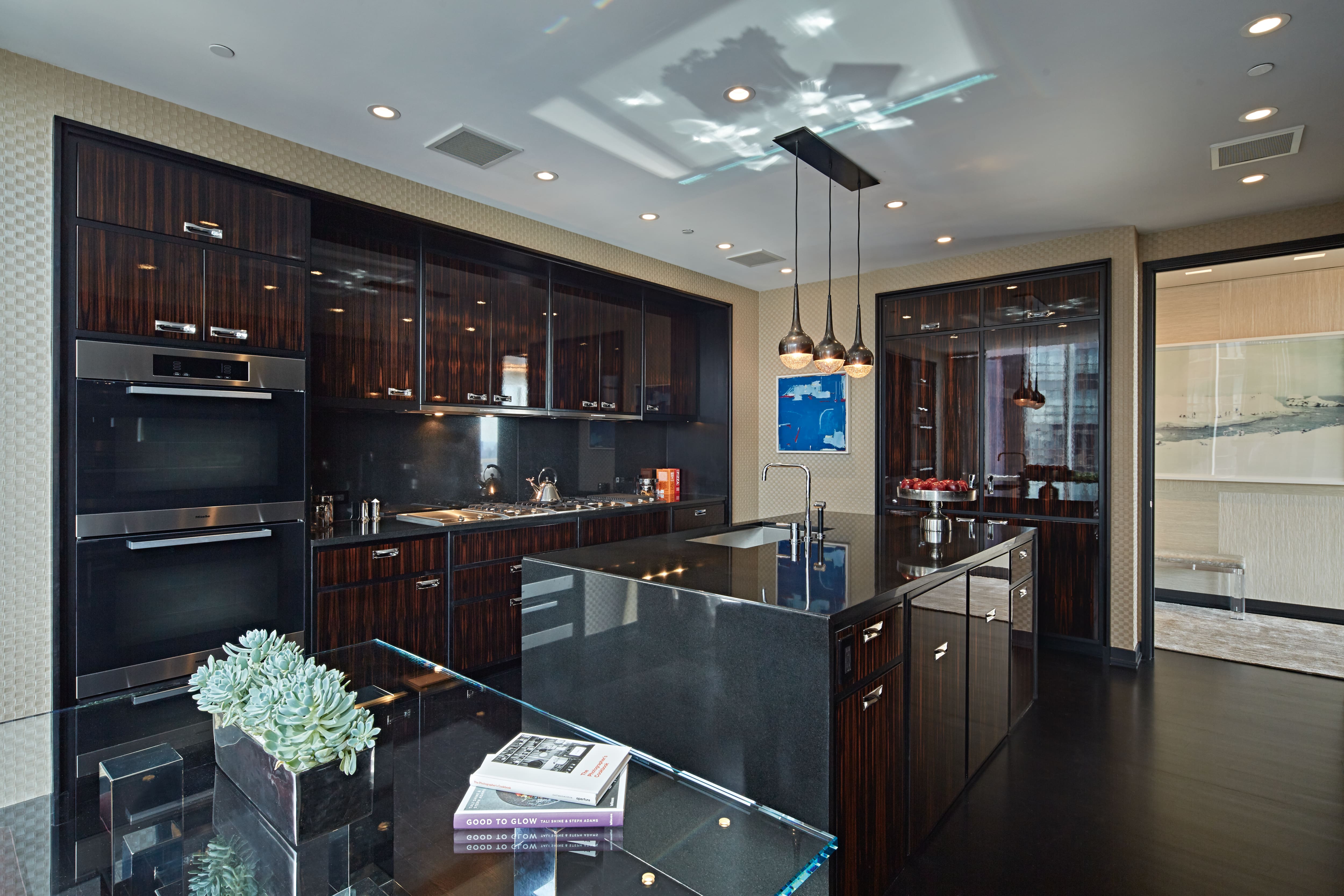 Cucina di una residenza di lusso a Manhattan con isola centrale e vetrate panoramiche.