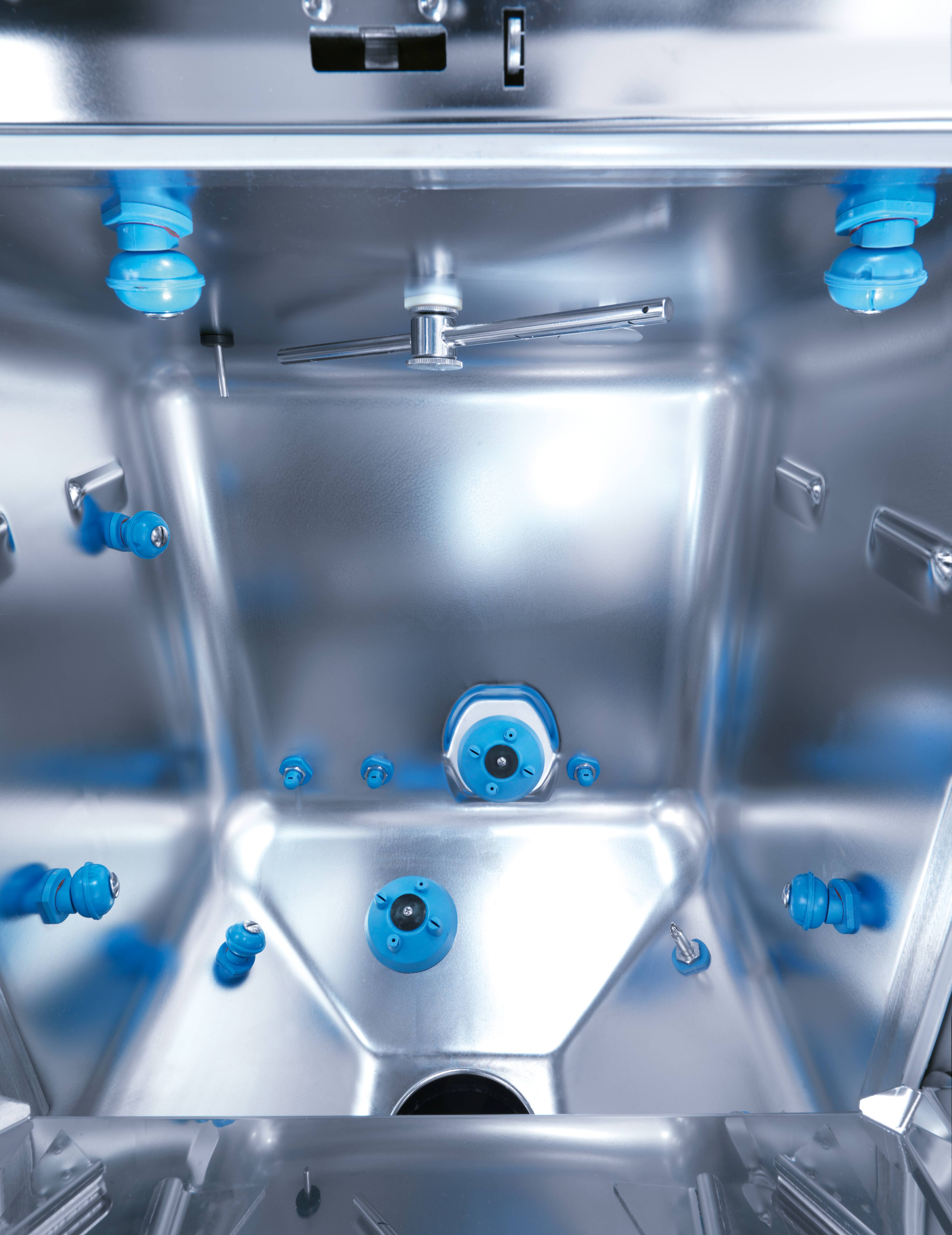 Detailní pohled na vnitřní prostor mycího a dezinfekčního automatu podložních mís s tryskami.