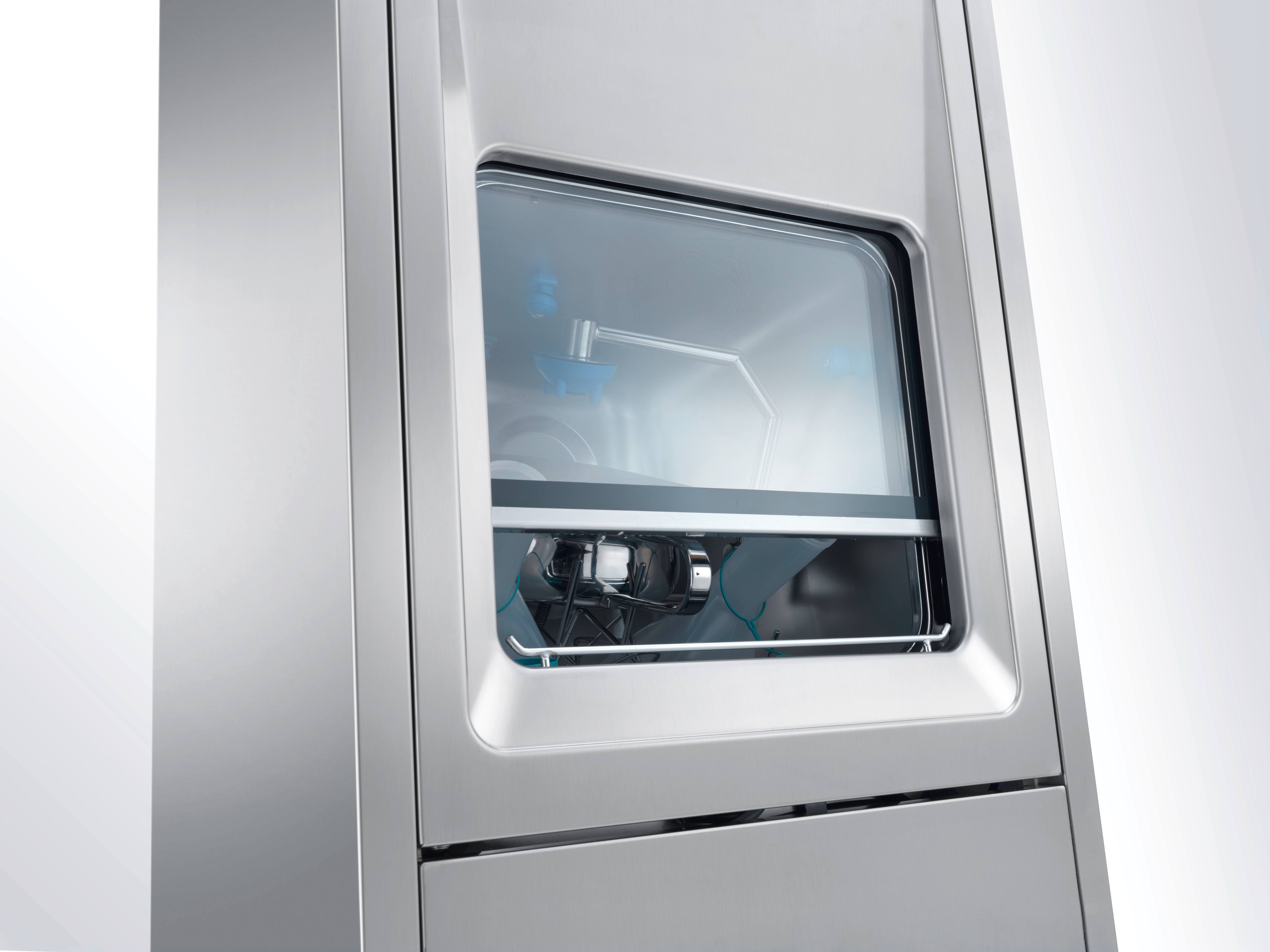 Detailní pohled na vnitřní prostor mycího a dezinfekčního automatu podložních mís s tryskami.