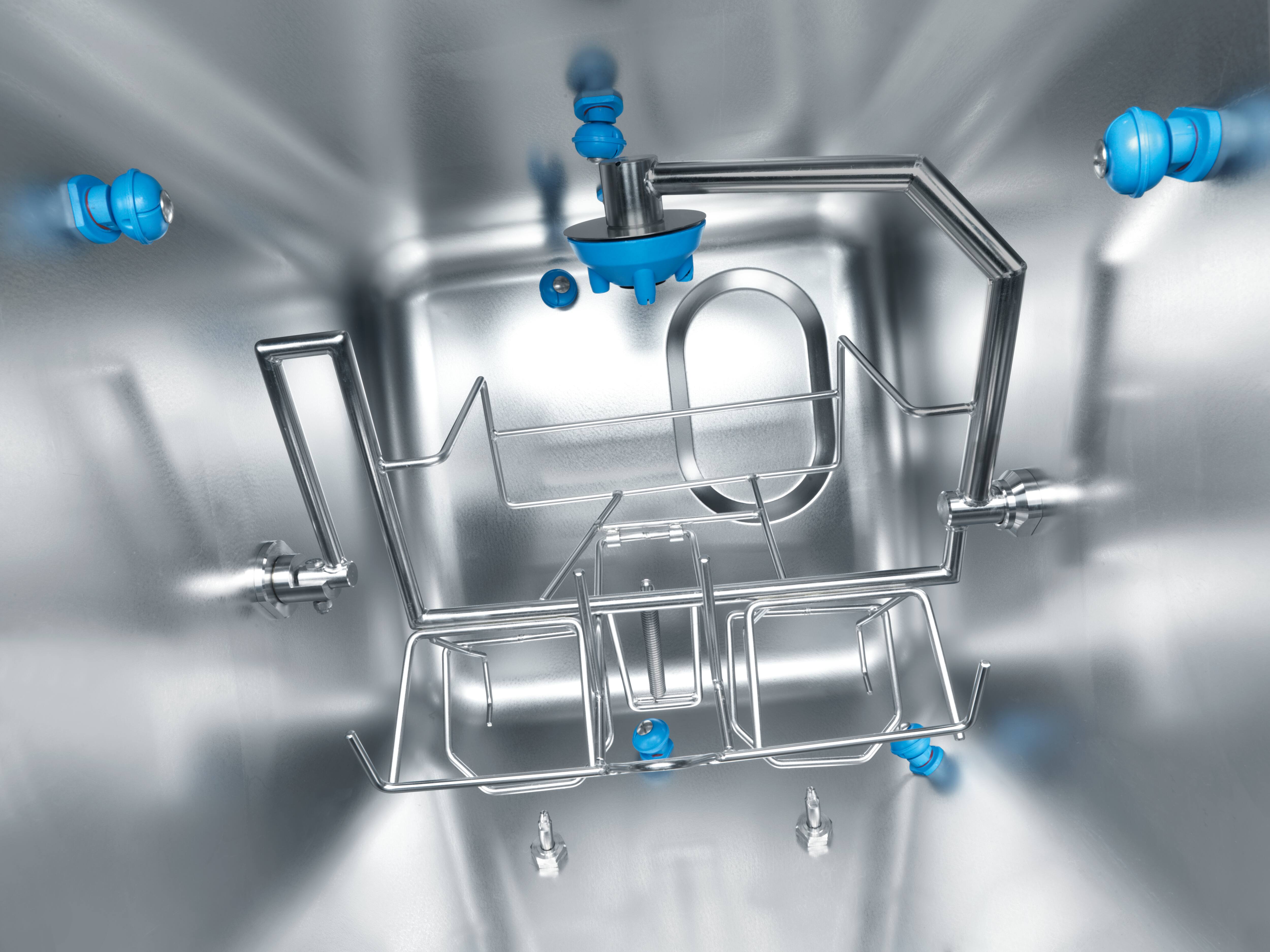 Detailní pohled na vnitřní prostor mycího a dezinfekčního automatu podložních mís s tryskami Doublejet.