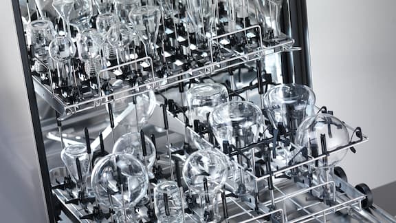 Lavavajillas de laboratorio lleno de vidrios de laboratorio.