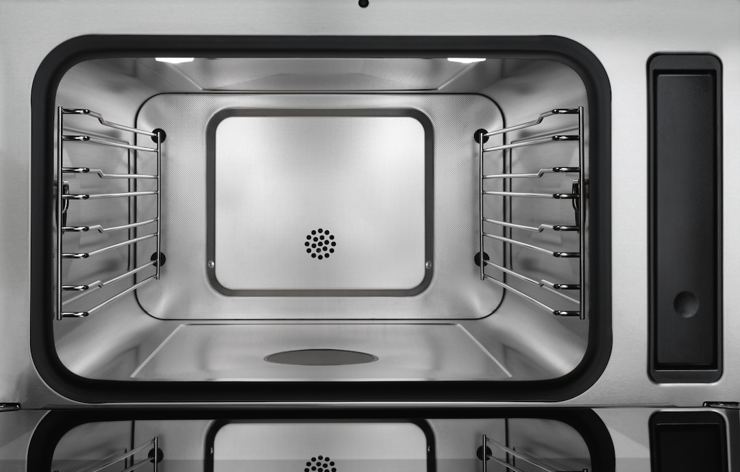 Stainless steel oven cavity, fabric-look finish