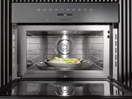 Large oven compartment for flexible use