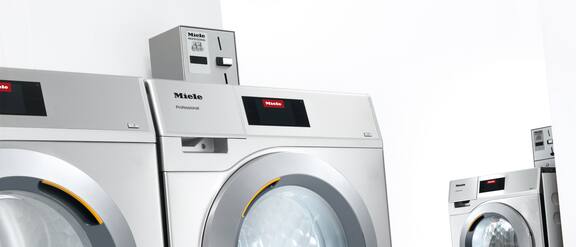 Edelstahl Gewerbewaschmaschinen von Miele Professional in minimalistischer Umgebung