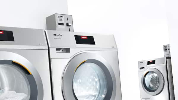 Edelstahl Gewerbewaschmaschinen in minimalistischer Umgebung.