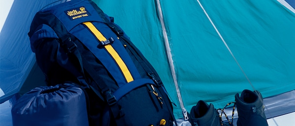 Blaues Camping-Zubehör wie Schlafsack, Rucksack und Zelt.