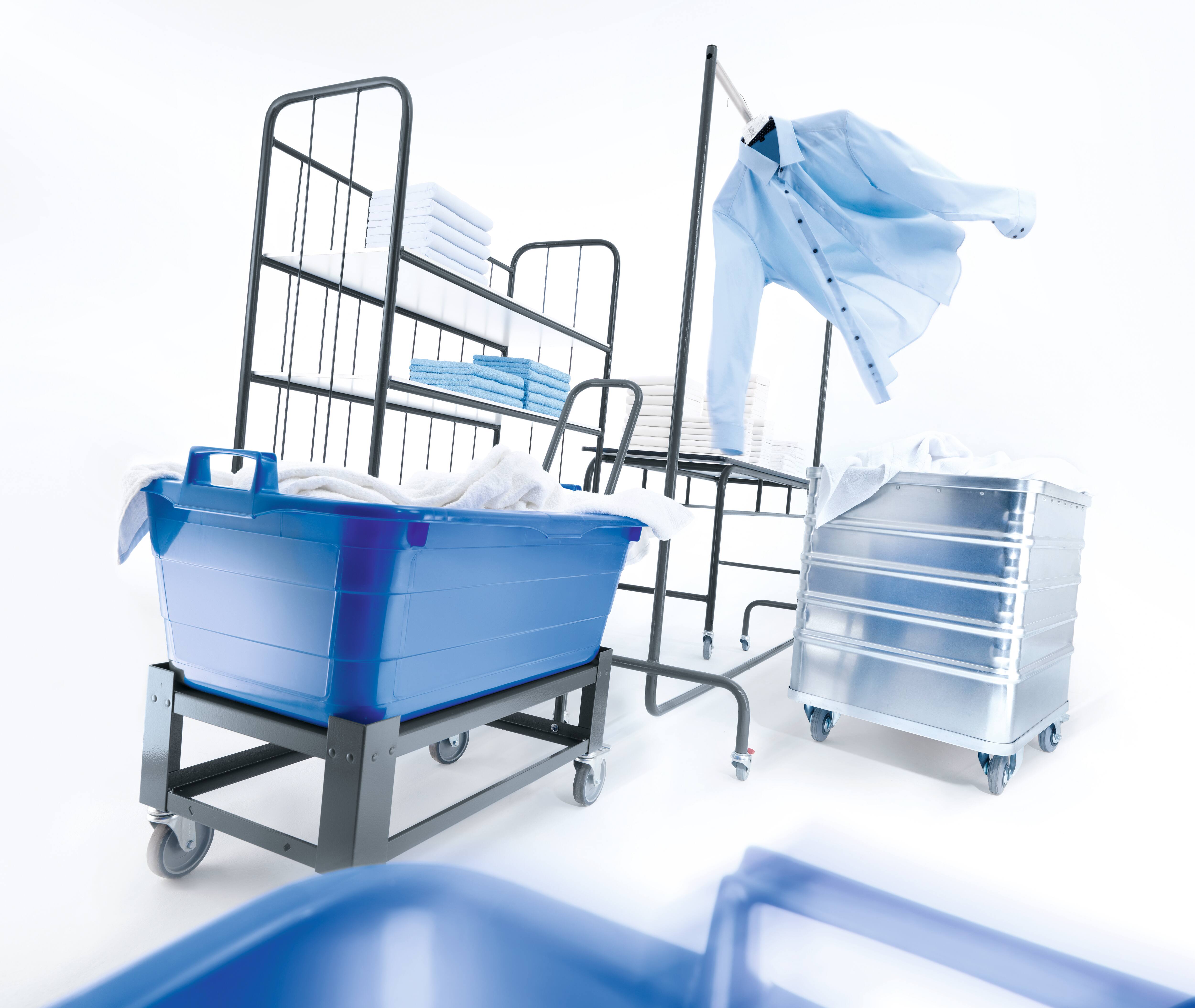 Packshot dunkler Miele Professional Waschmaschinen mit silbernem Wäschekorb.