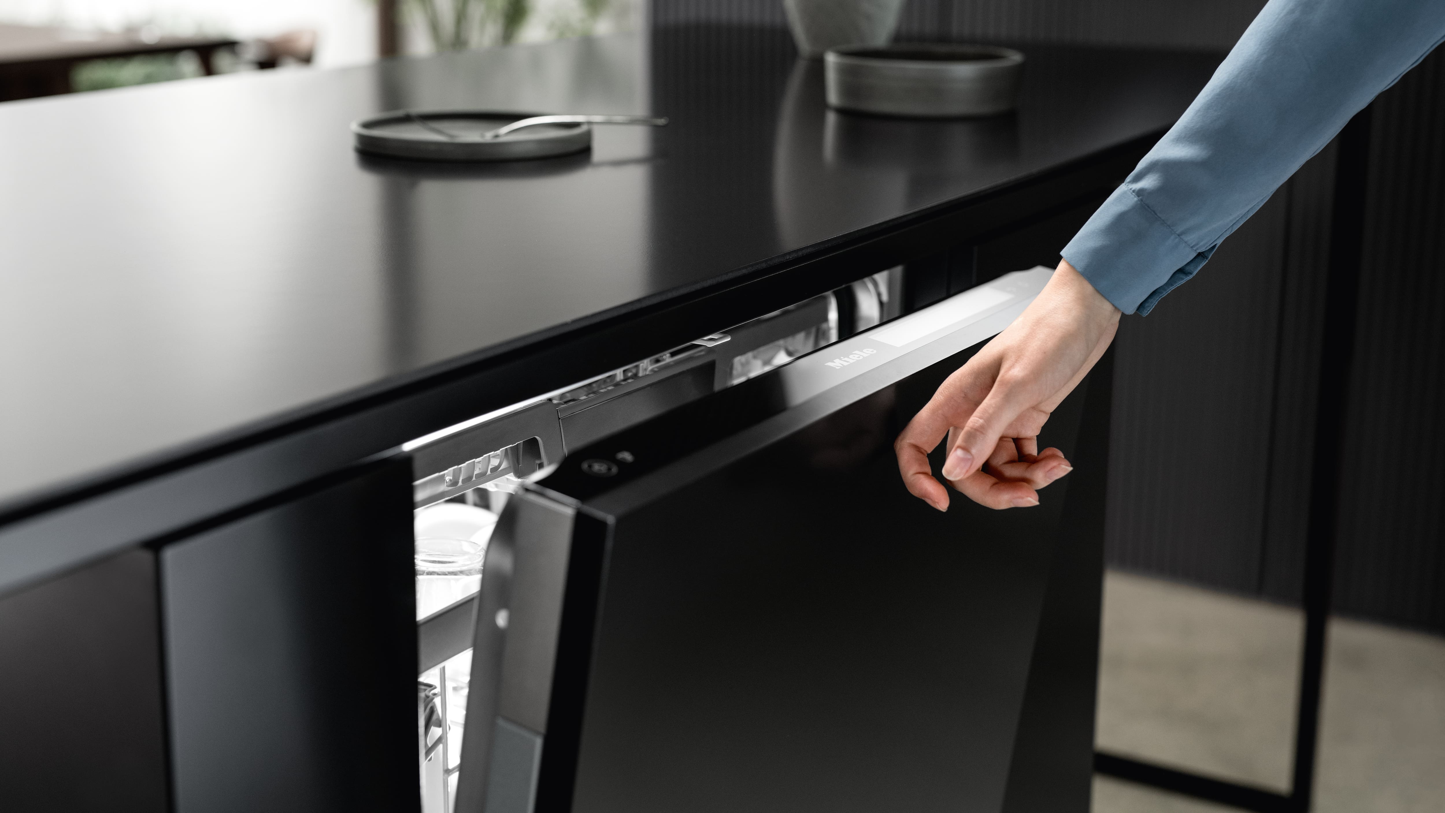 Handleless design, innovative opening